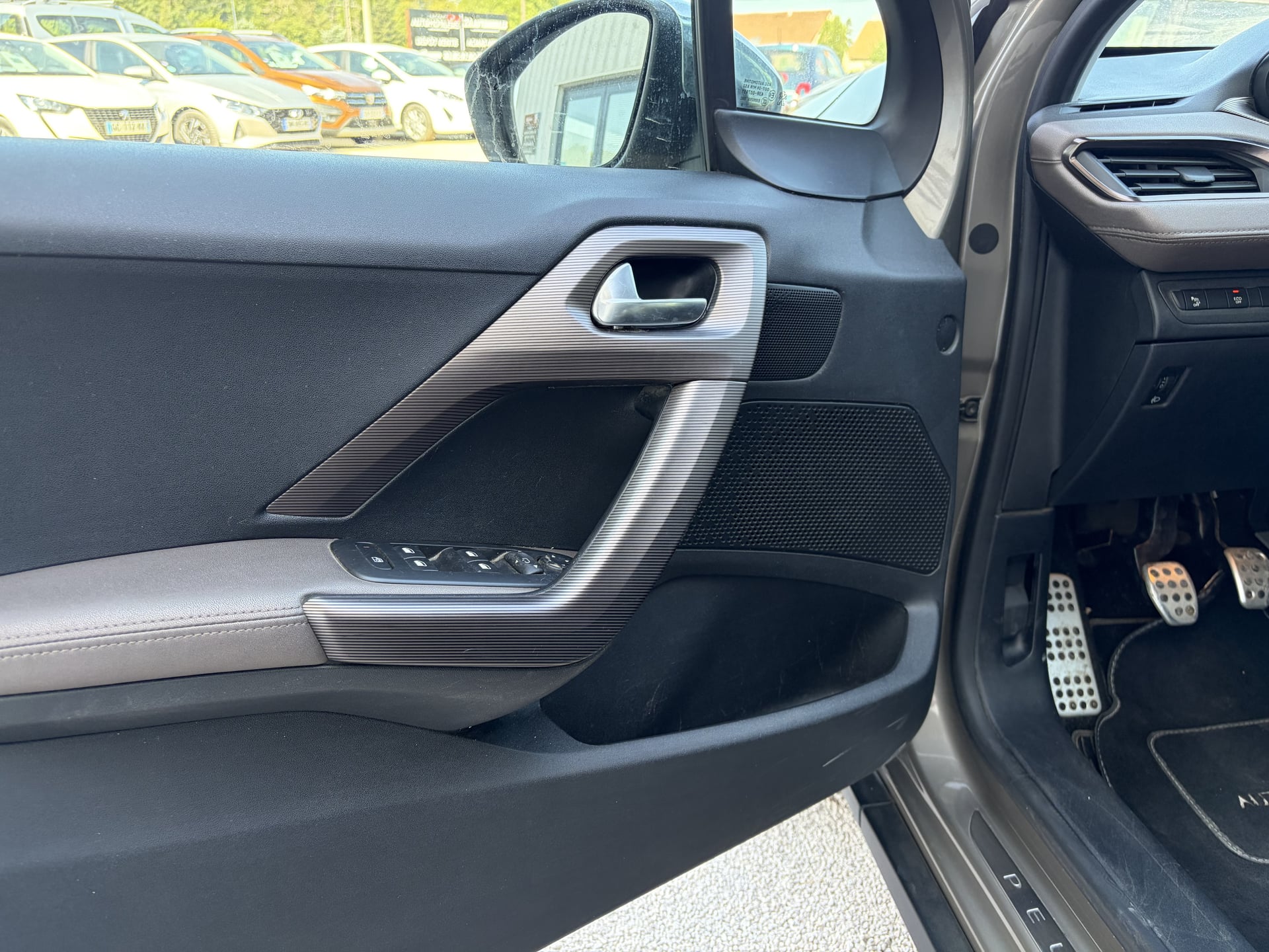 Peugeot 2008 1.6 HDI - 92cv FÉLINE CUIVRE — 27
