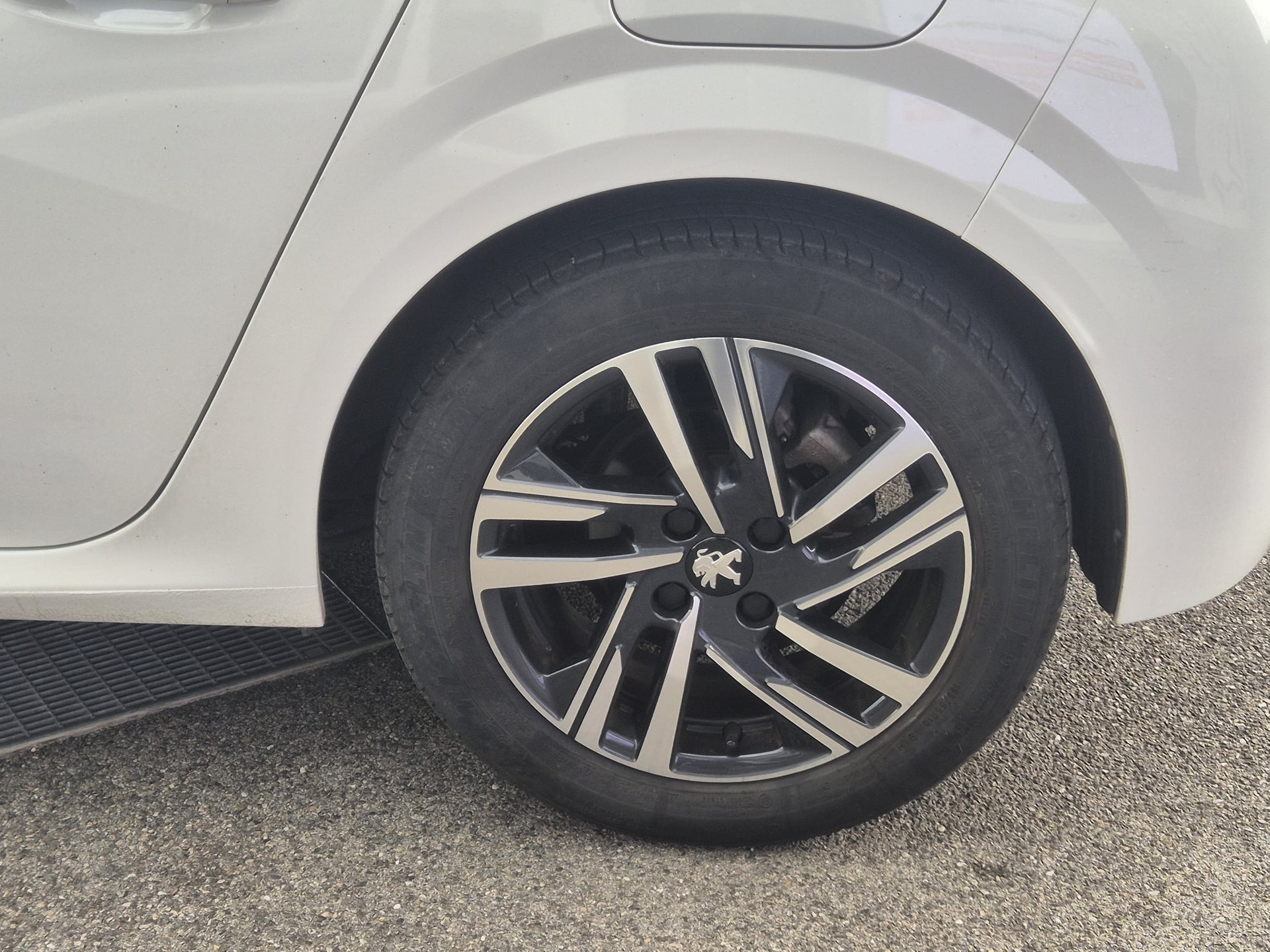 Peugeot 208 1.5 Blue HDi 100 STYLE - 2023 - — 26