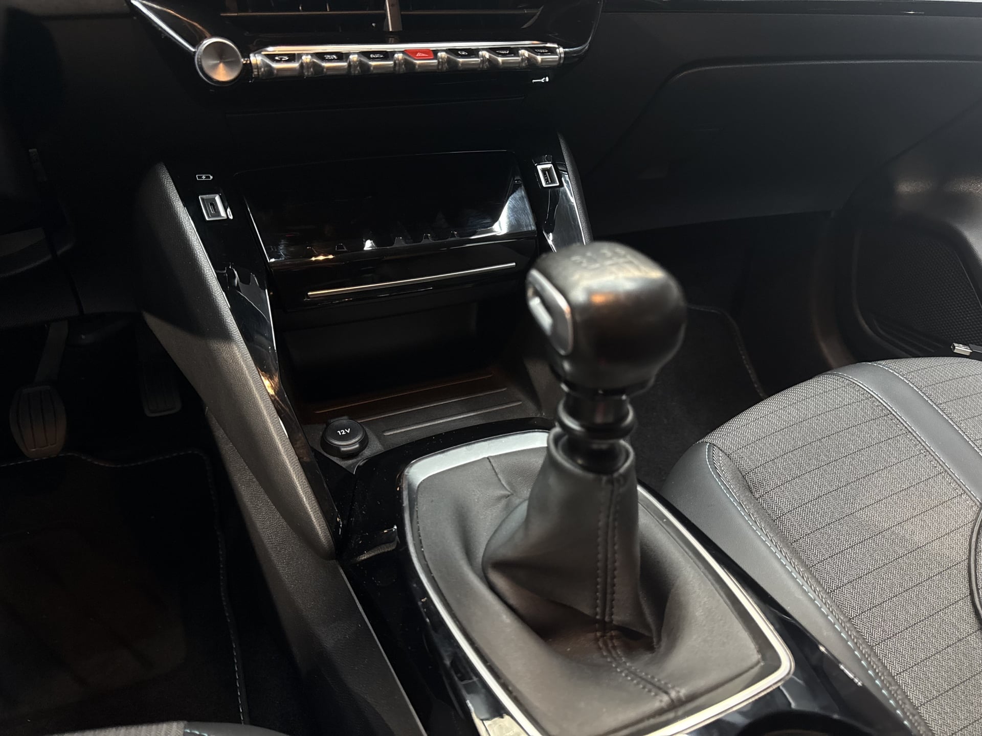 Peugeot 208 1.2 PURETECH 100 ALLURE — 20