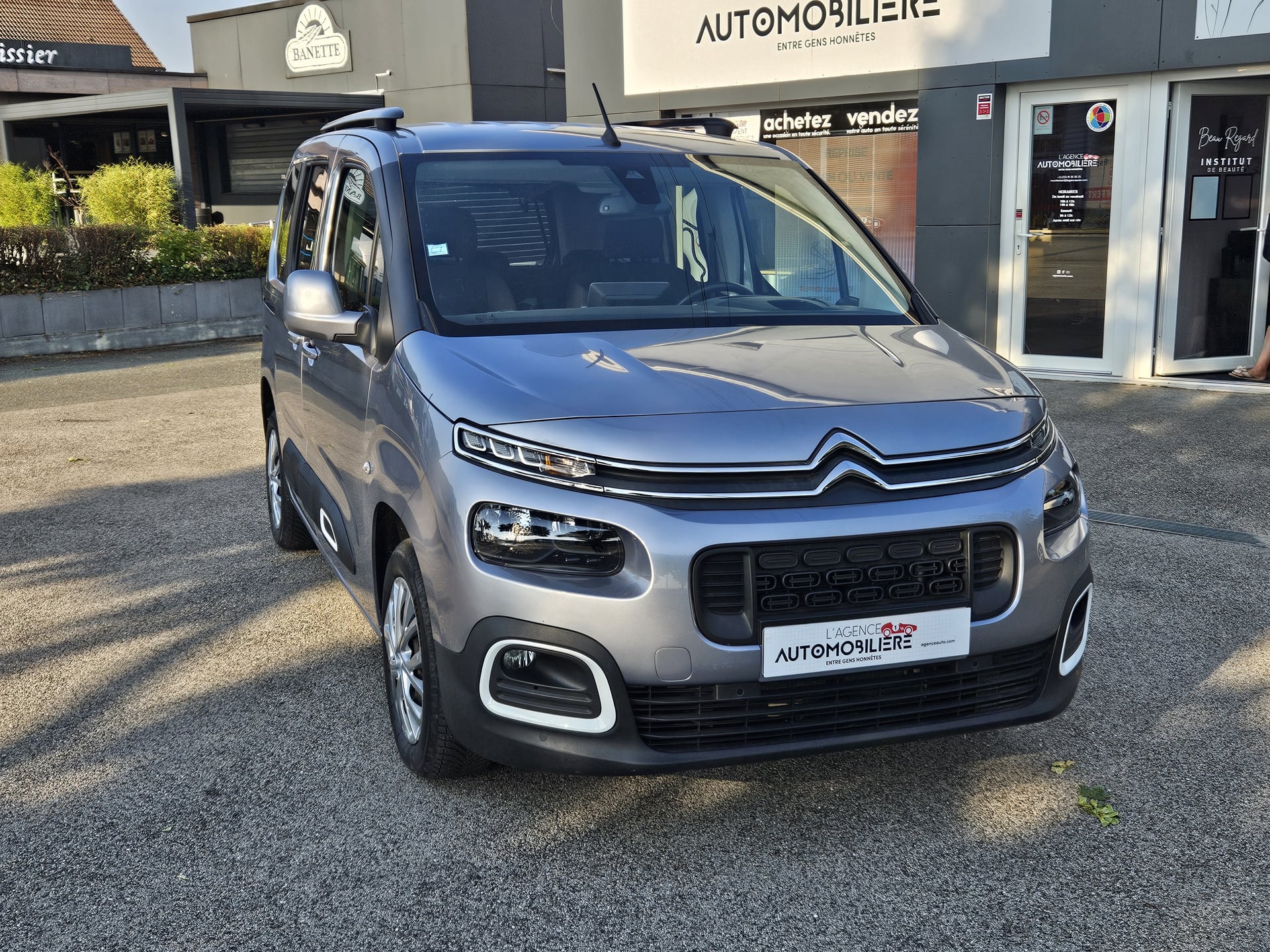 Citroen Berlingo 1.5 HDI 100 CV SHINE ( Affichage tête Haute - Caméra de recul - GPS - Car Play Android Auto...) — 2