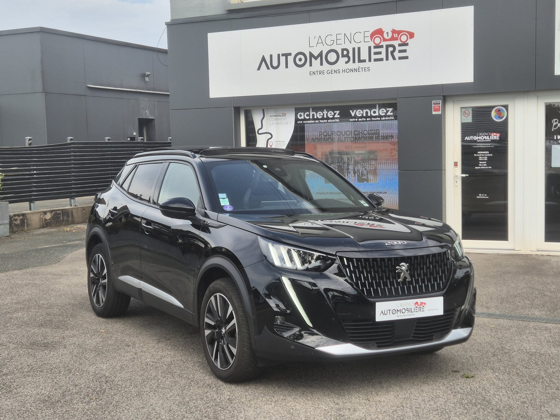 Peugeot 2008 1.2 Puretech 130 GT EAT8 Boîte auto Attelage Toit Ouvrant — 2