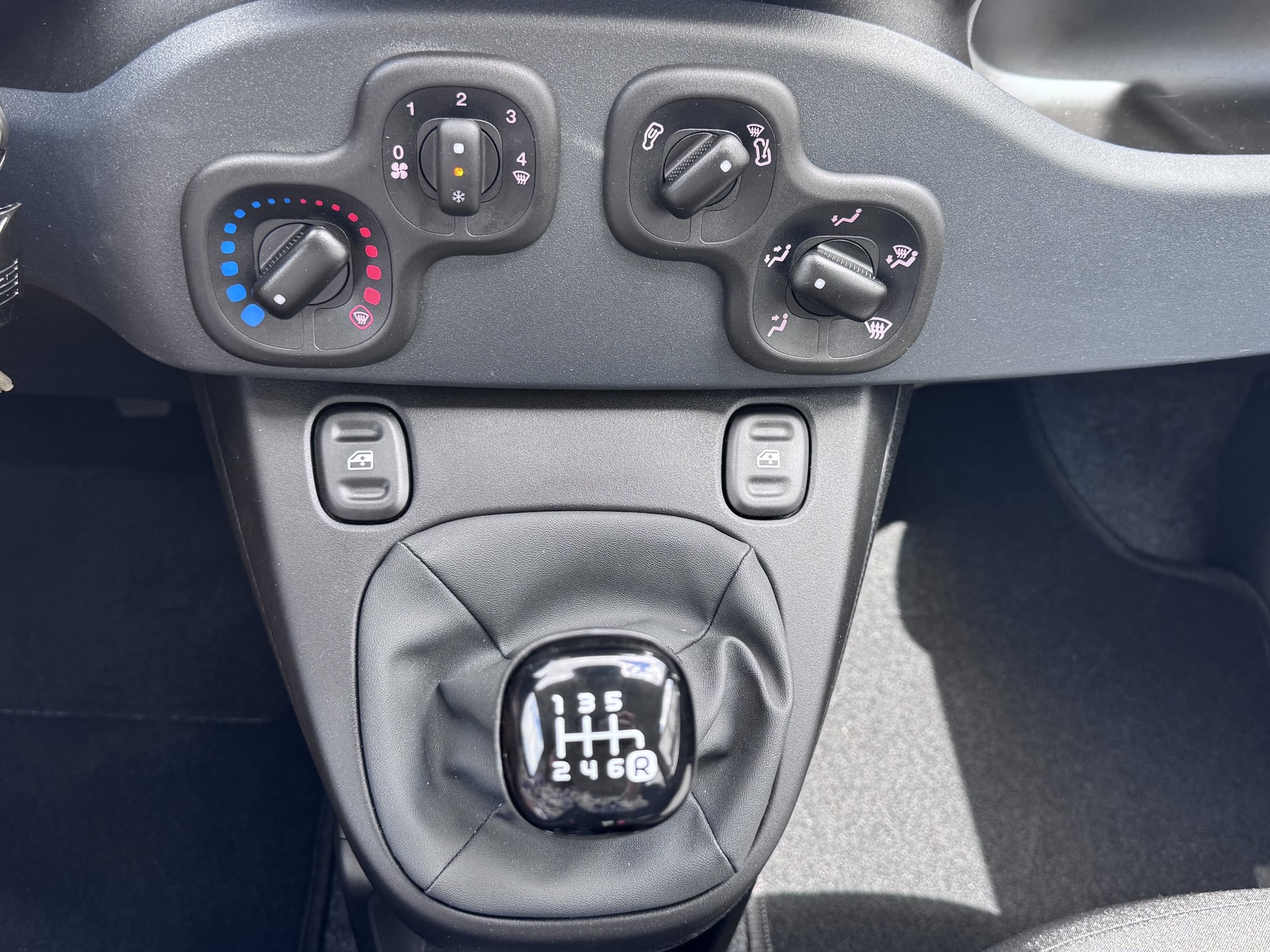 Fiat Panda 1.0 65ch BVM6 S&S HYBRID PANDINA ICÔNE ( très faible kilométrage ) — 2