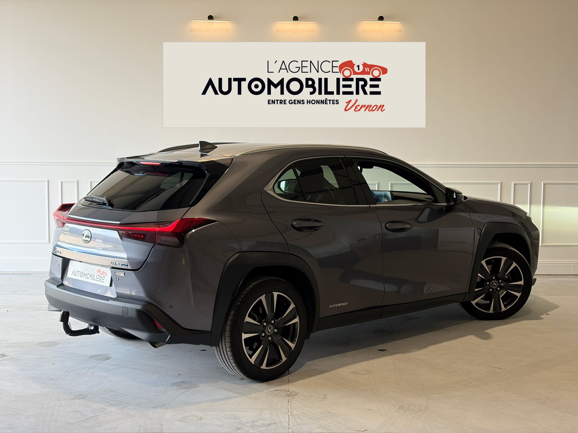 Lexus UX 250H 2WD PREMIUM EDITION + ATTELAGE — 2