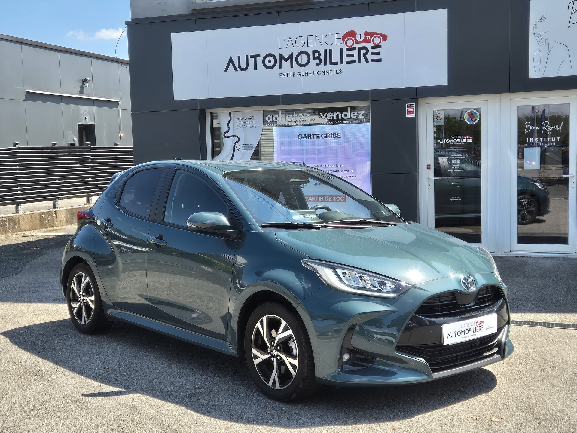 Toyota Yaris 1.5 VVTI 12V 116 HSD Hybrid E-CVT DESIGN Boîte auto
