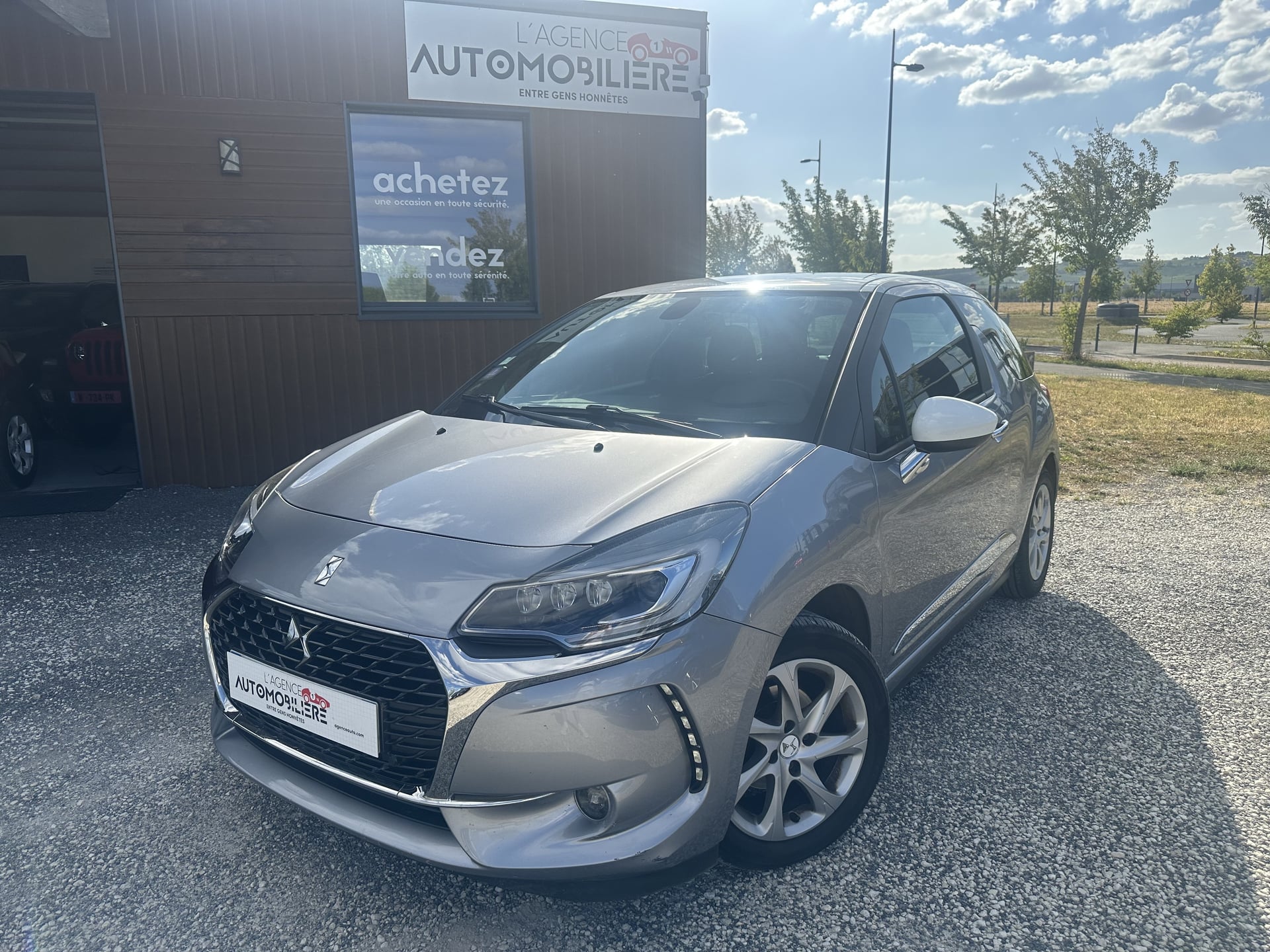 Citroen DS3 SO CHIC S&S SUIVI DS CITROËN 110 CH BOITE AUTO EAT6 DISTRIBUTION NEUVE