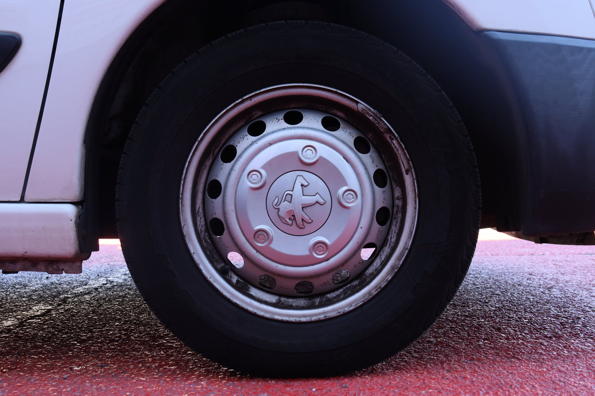 Peugeot Expert L1H1 1.6 HDi 90 BVM5 (Attelage, Galerie de toit, habillage bois...) — 32