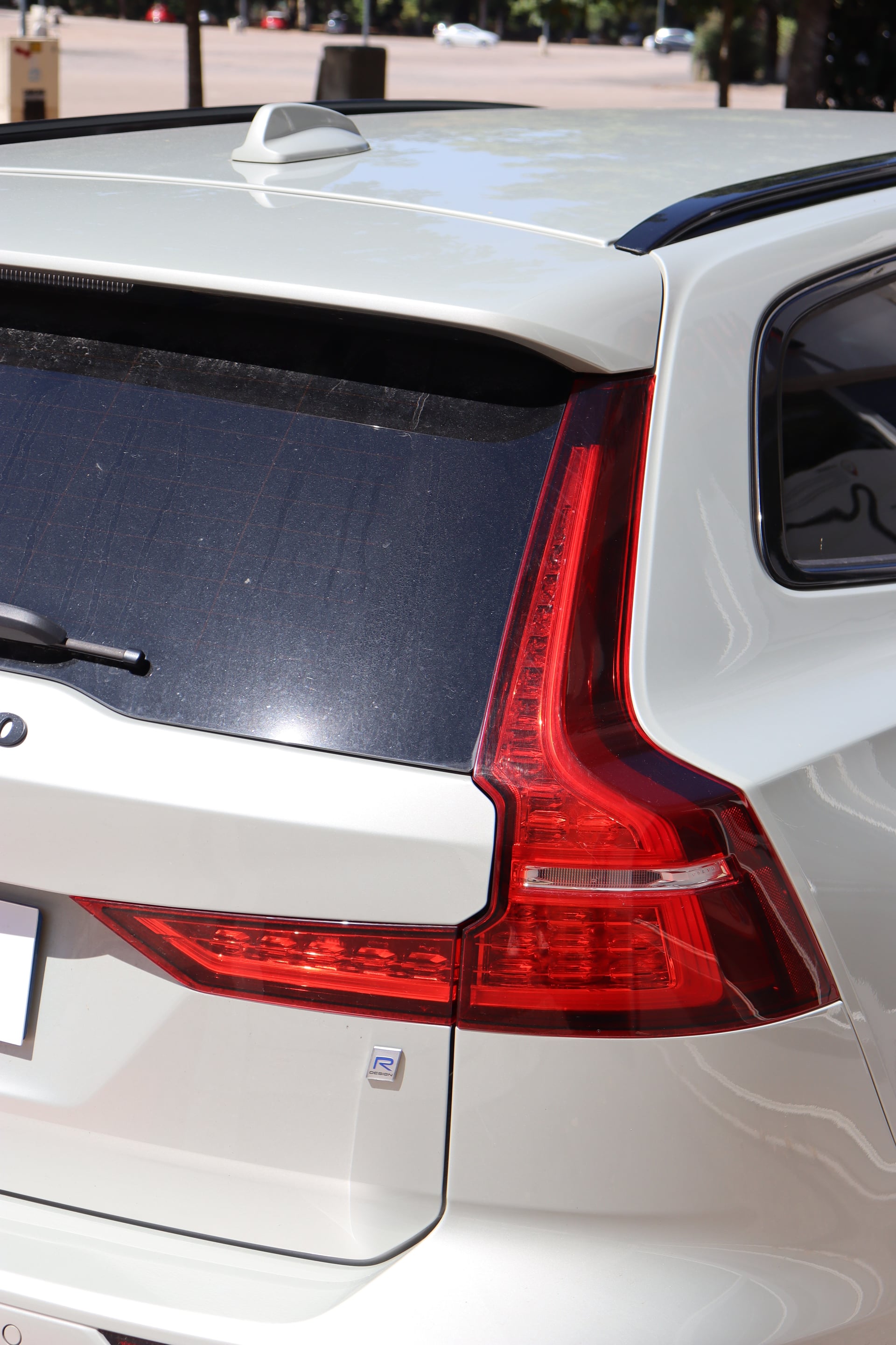 Volvo V60 D3 150 R-Design BVM (Harman & Kardon, Kit distribution à jour) — 40