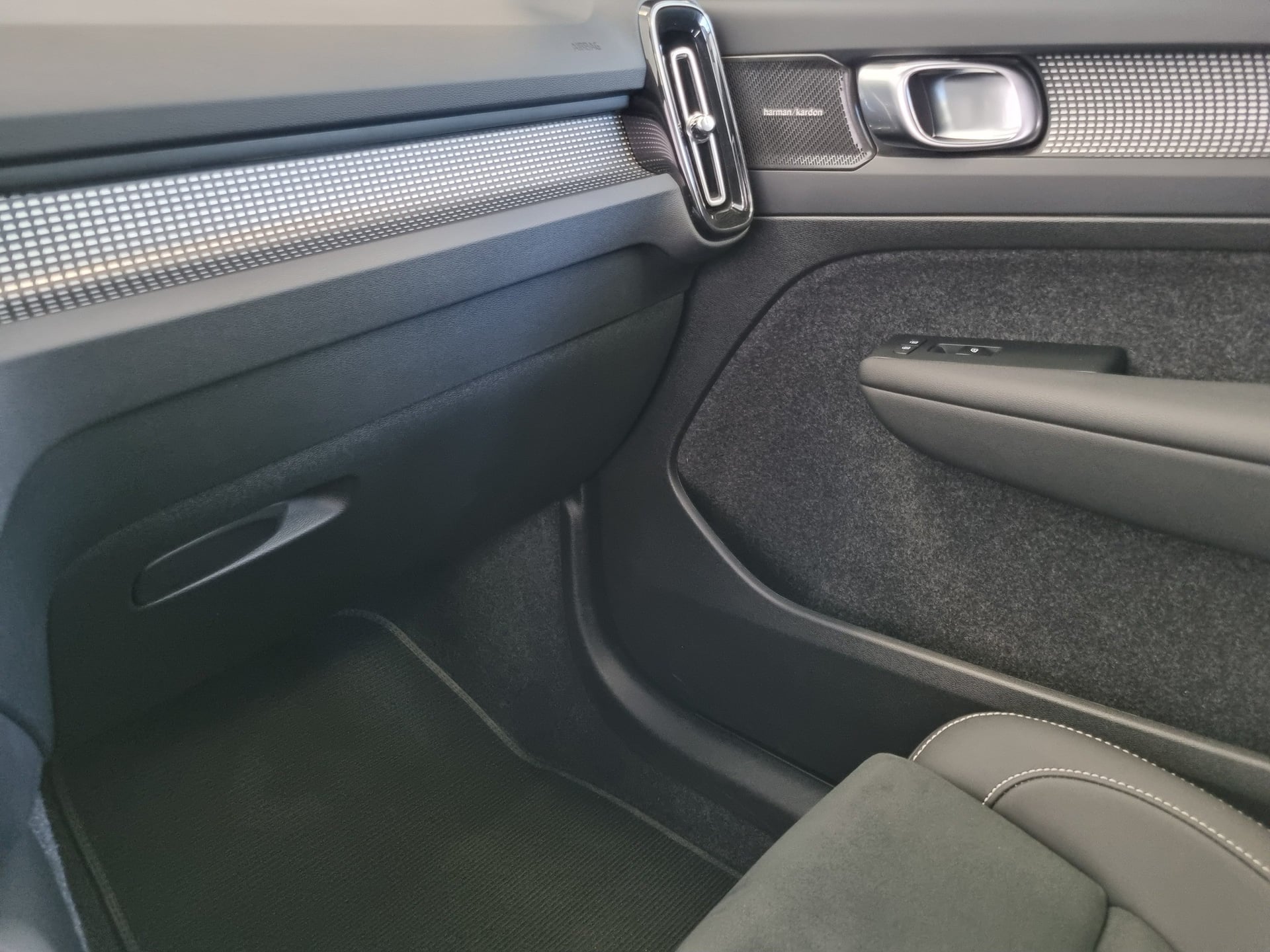 Volvo VOLVO XC40 B3 2.0 16V Mild-Hybrid DKG7 - Phase 2 BA Black Edition — 40