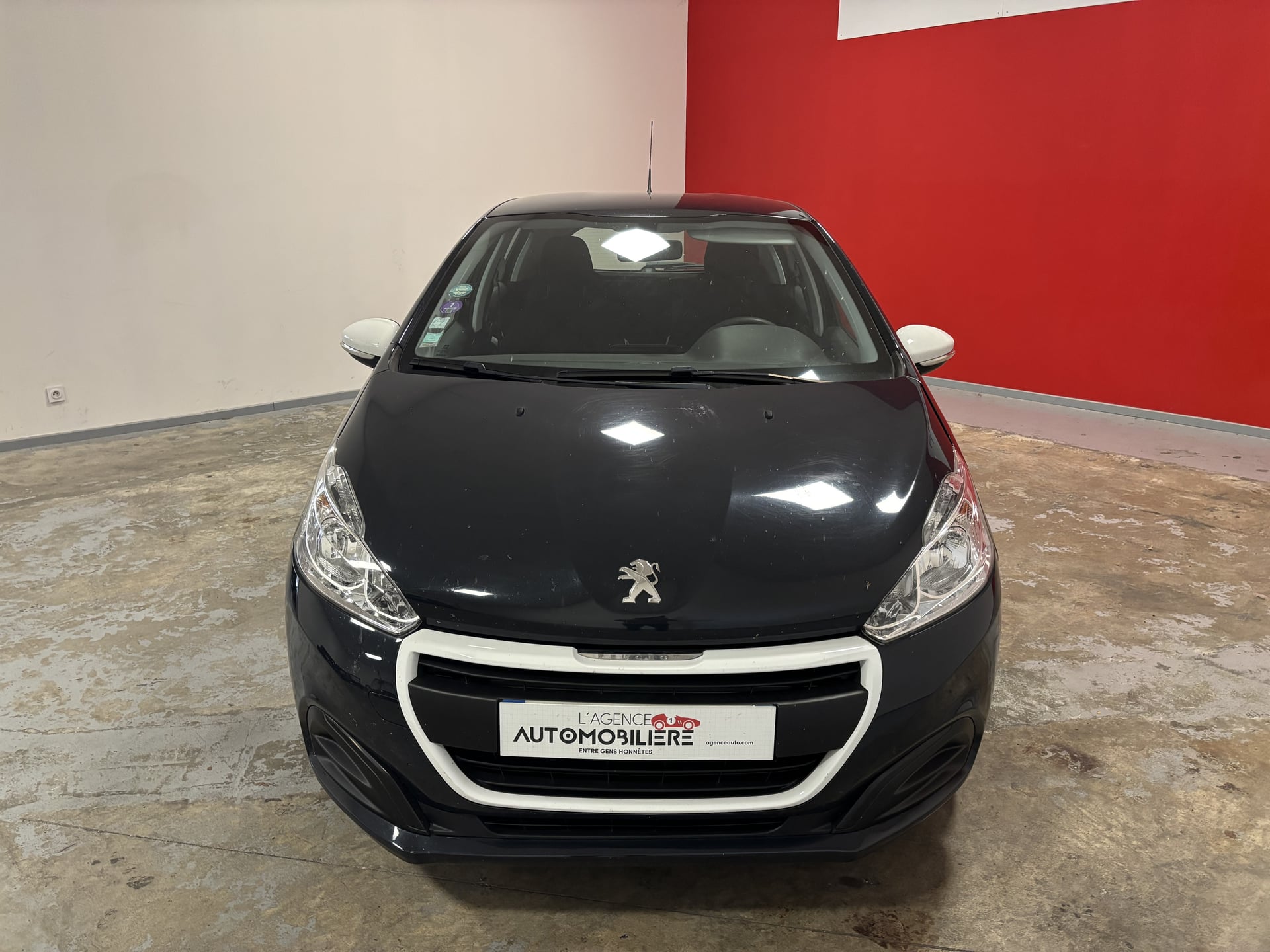 Peugeot 208 208 (2) 1.2 PURETECH 68 LIKE 5P + ATTELAGE — 2