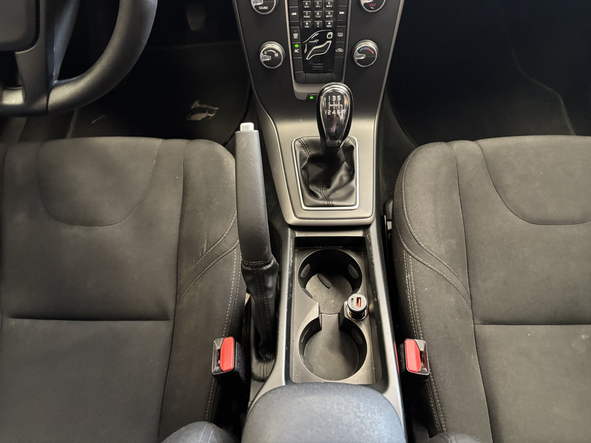 Volvo V40 2.0 D3 150 Ch Finition Momentum — 25