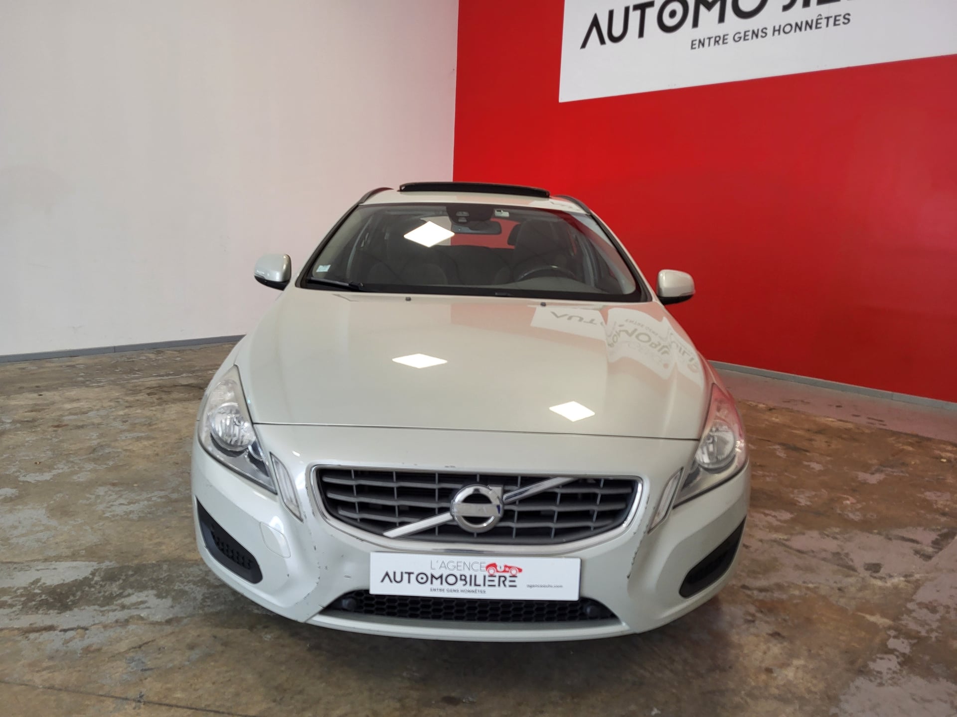 Volvo V60 VOLVO V60 D4 2.0 163 BVA MOMENTUM + TOIT OUVRANT — 2