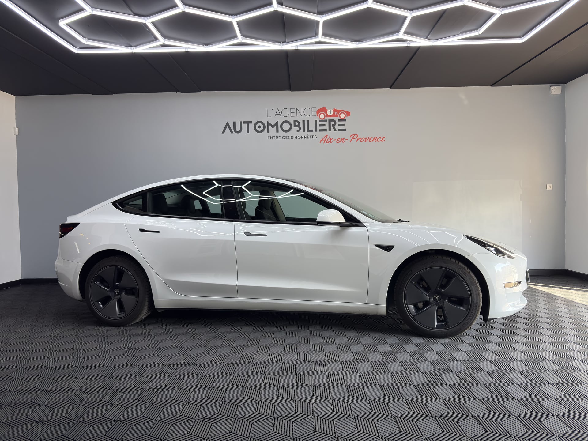 Tesla Model 3 Phase 2 STANDARD RANGE PLUS 325 Ch (239kW) - AUTOPILOT AMELIORE — 2