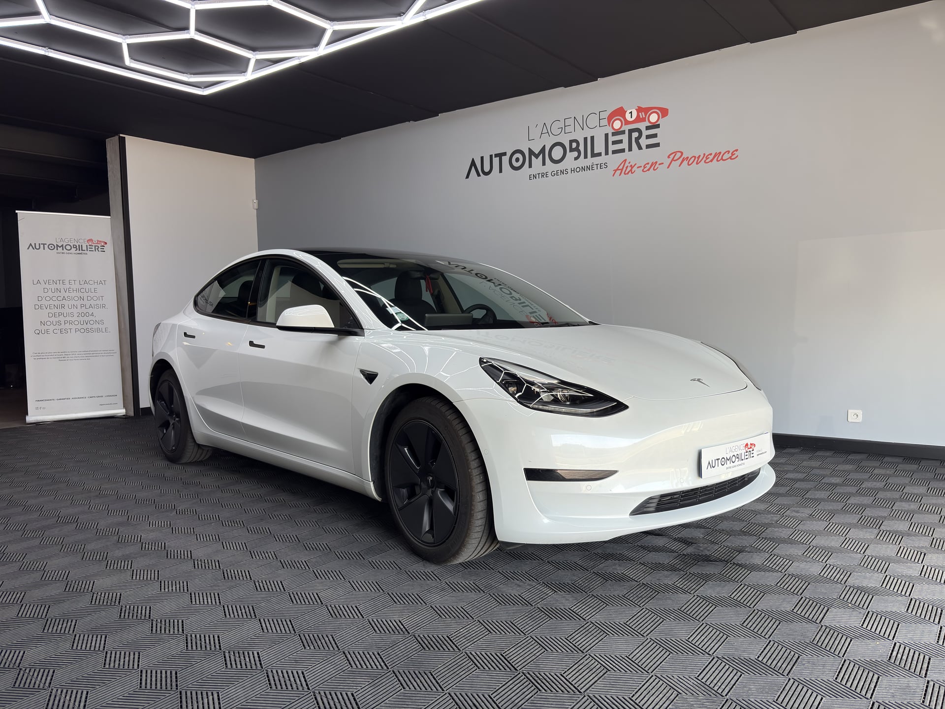 Tesla Model 3 Phase 2 STANDARD RANGE PLUS 325 Ch (239kW) - AUTOPILOT AMELIORE