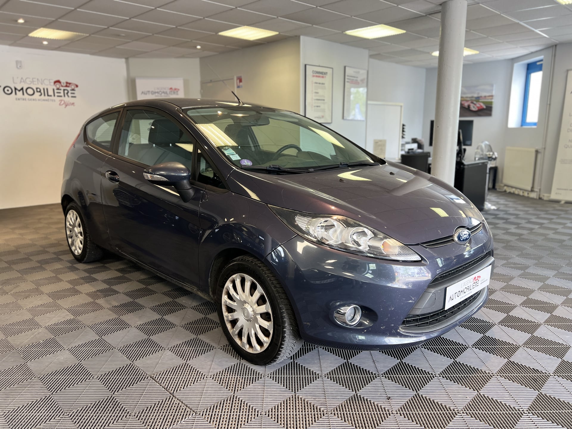 Ford Fiesta 1.25 i - 82 CV Climatisation Historique complet Courroie changée Révisée Garantie 12 mois — 2