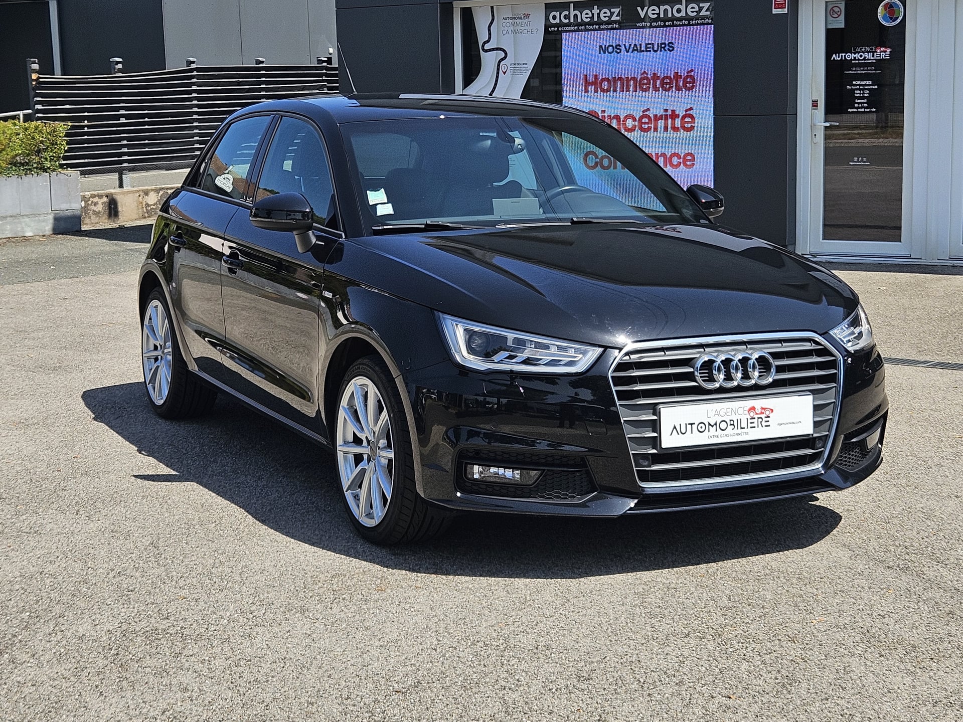 Audi A1 Sportback 1.0 TFSI 95 ULTRA S-LINE ( Phares aux xénons - Bluetooth - Radar Avant Arrière..) — 2