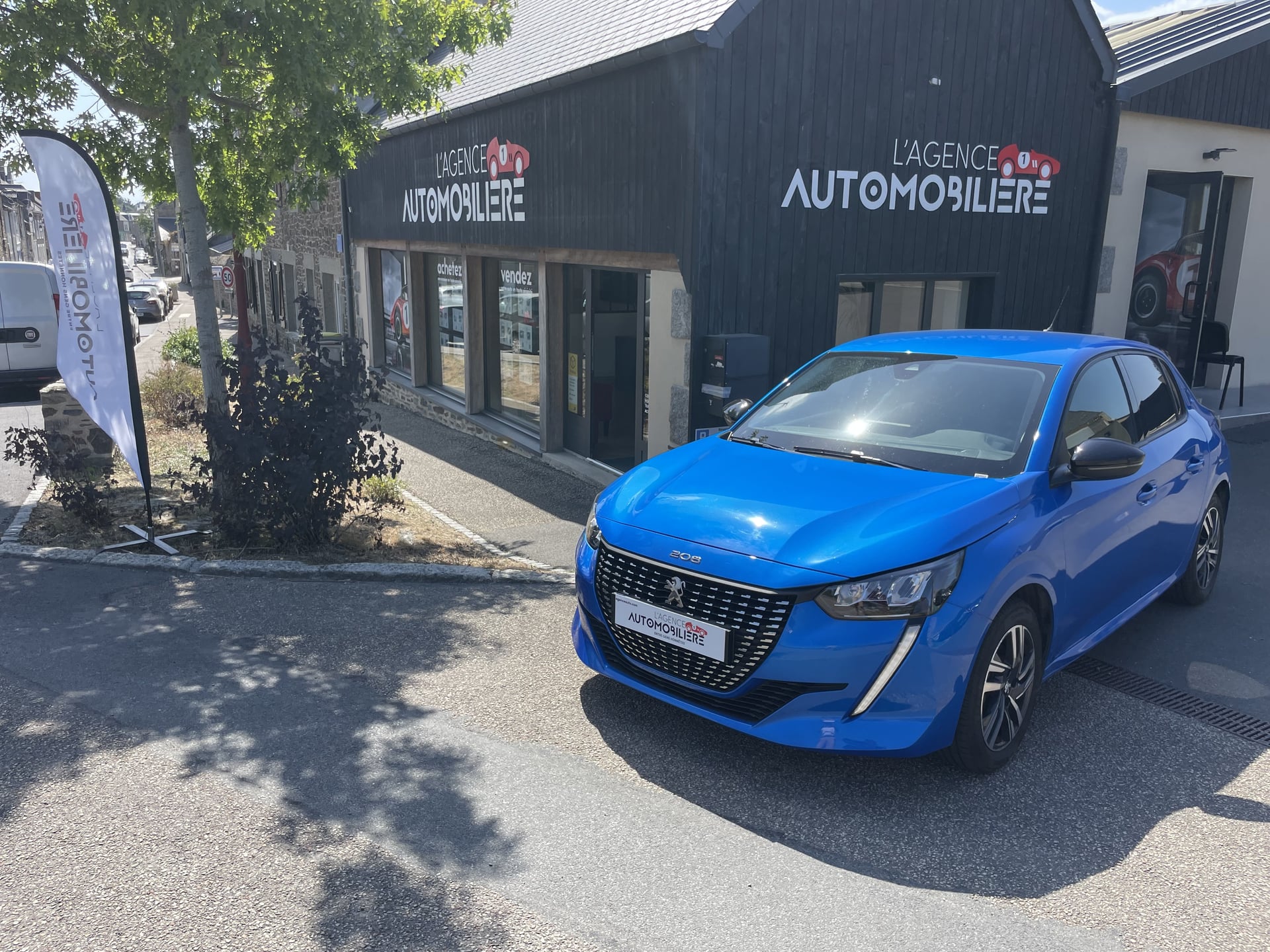 Peugeot 208 1.2 100 CH EAT8 ALLURE — 39