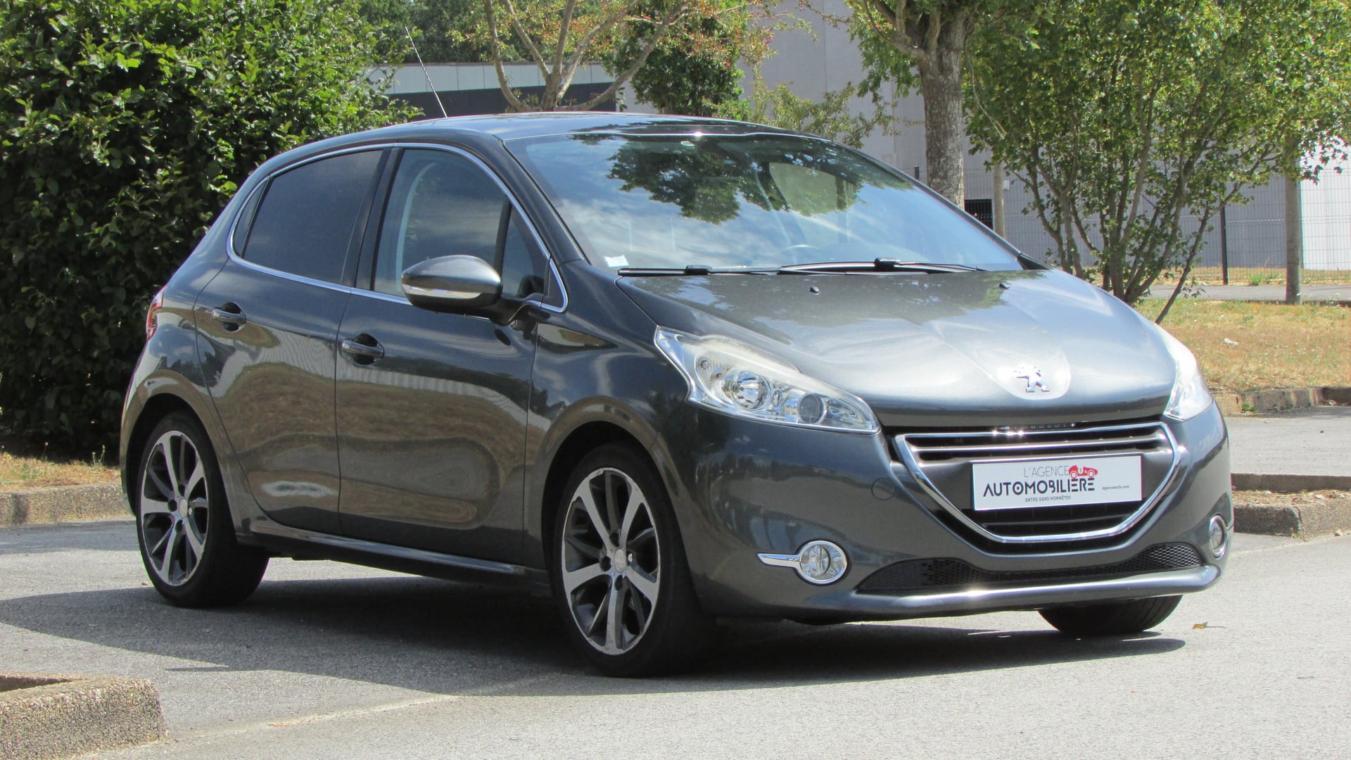 Peugeot 208 1,6L e-HDI 92CH FAP FELINE — 1