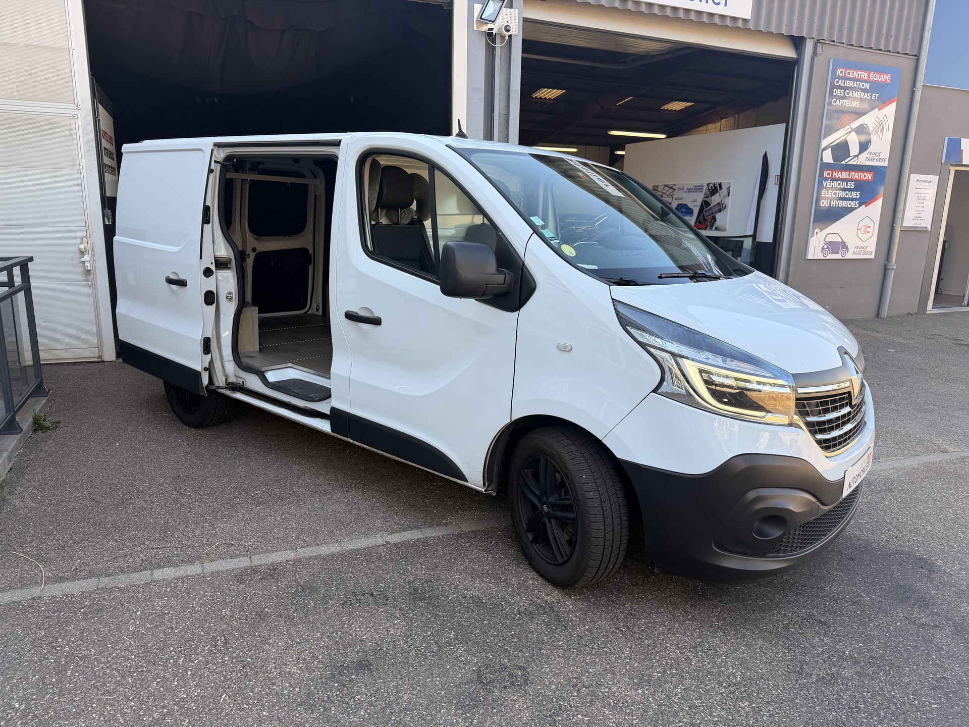 Renault Trafic L1H1 2.0 DCI 120 GRAND CONFORT - GPS - Climatisation - Radars de stationnement — 29
