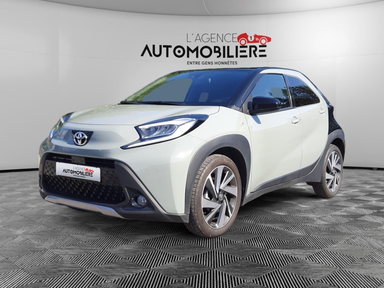 Toyota Aygo X Hatchback 1.0i CVT Envy LHD 72Ch/ Garantie Toyota 02/2028