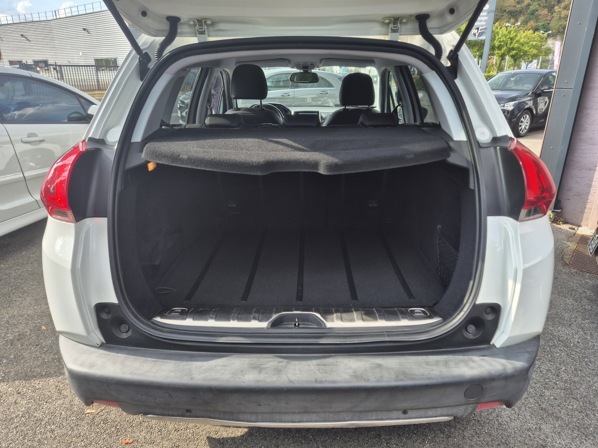 Peugeot 2008 1.6 e-HDi 115 ALLURE — 14