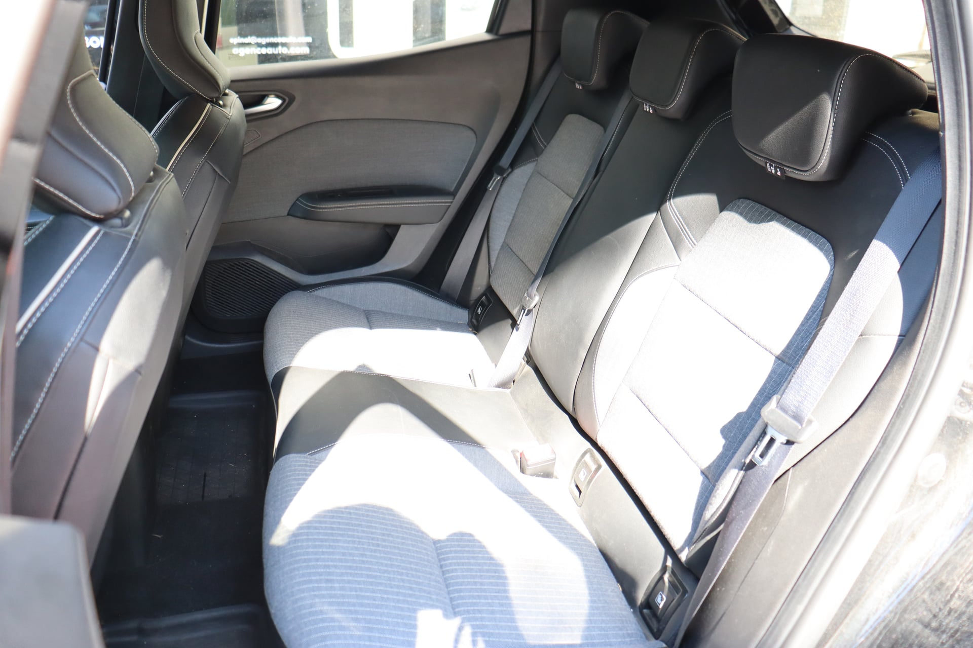 Renault Clio 1.3 TCE 140 Lutecia (CarPlay, Caméra, Eclairage d'ambiance LED) — 39