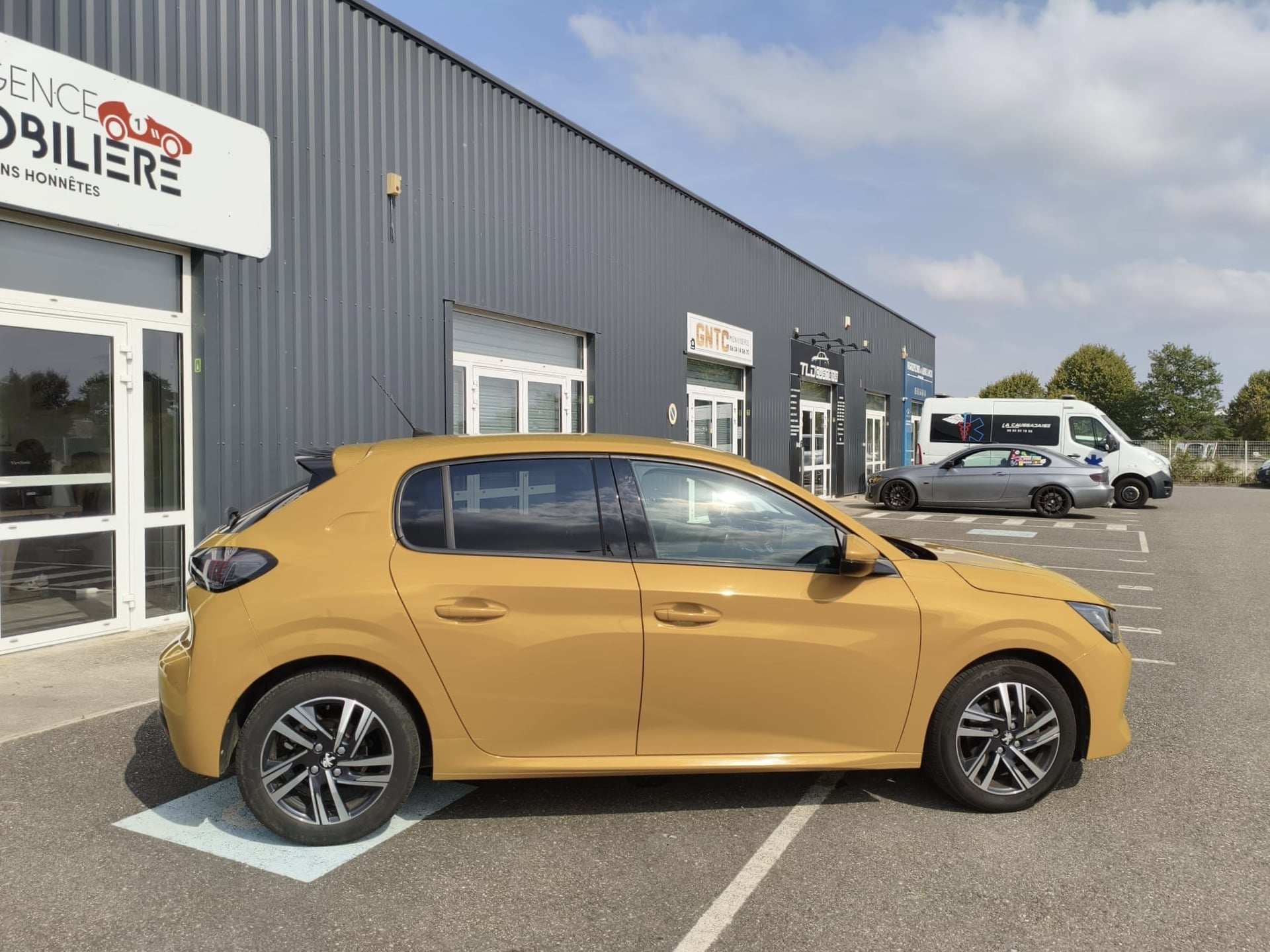 Peugeot 208 GENERATION-2 1.2L 100CH ALLURE START-STOP-DISTRIBUTION RÉCENTE — 2