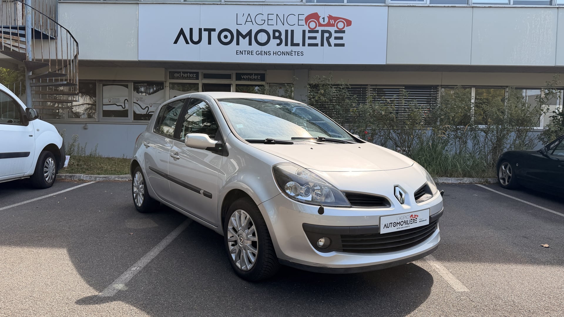 Renault Clio III 5 Portes 1.5 dCi 86 cv Siège cuir/CLIM/Démarrage sans clé/Rétro élé