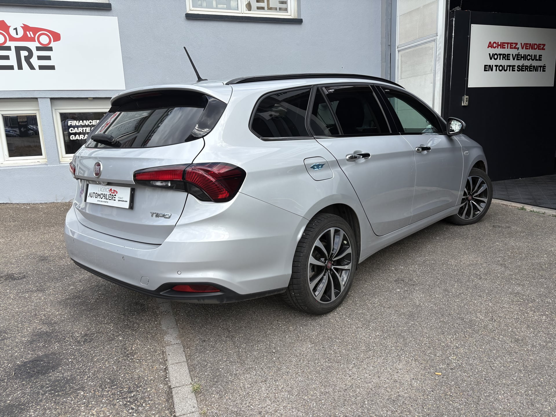 Fiat Tipo SW 1.4 T-JET 120 S&S LOUNGE Caméra de recul - GPS - Climatisation automatique — 2