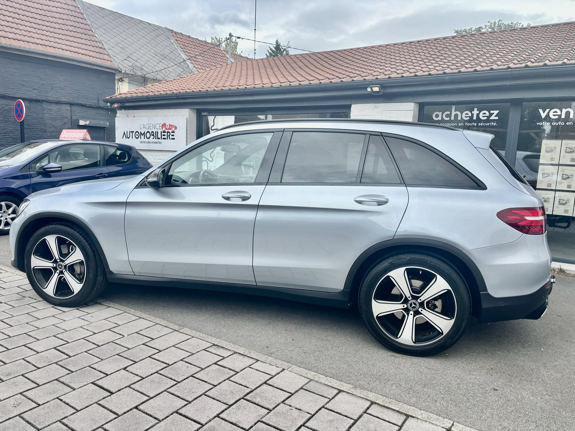 Mercedes-Benz Classe GLC 220D 9G-TRONIC 4Matic Sportline 4X4 ( Crochet d'attelage ) ( 4 JANTES AVEC PNEUS HIVER ) — 2