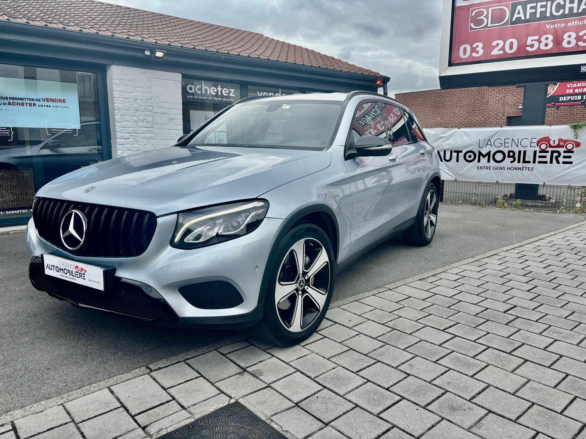 Mercedes-Benz Classe GLC 220D 9G-TRONIC 4Matic Sportline  4X4  ( Crochet d'attelage ) ( 4 JANTES AVEC PNEUS HIVER )