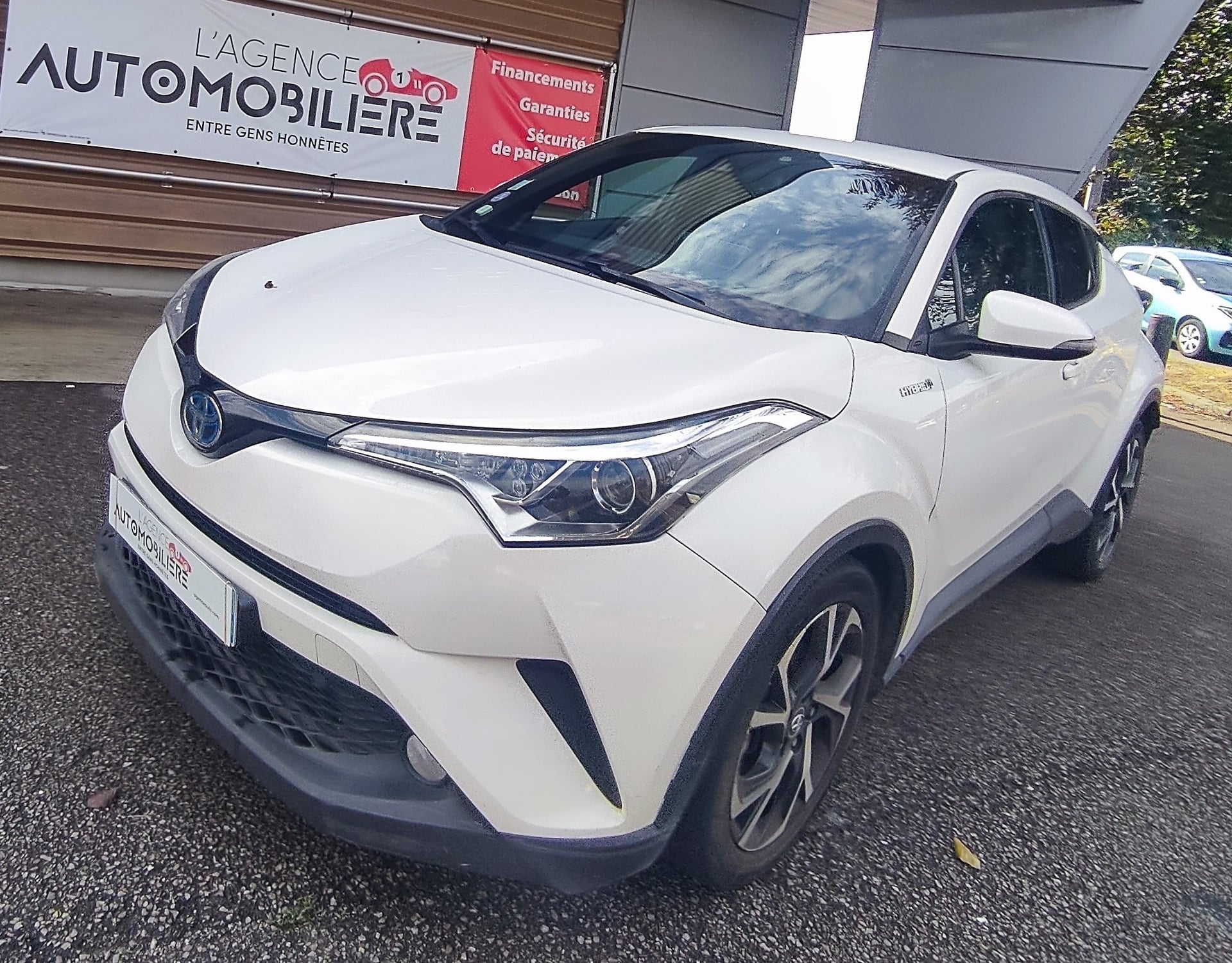 Toyota C-HR FULL-HYBRID DESIGN 4X2 E-CVT — 2