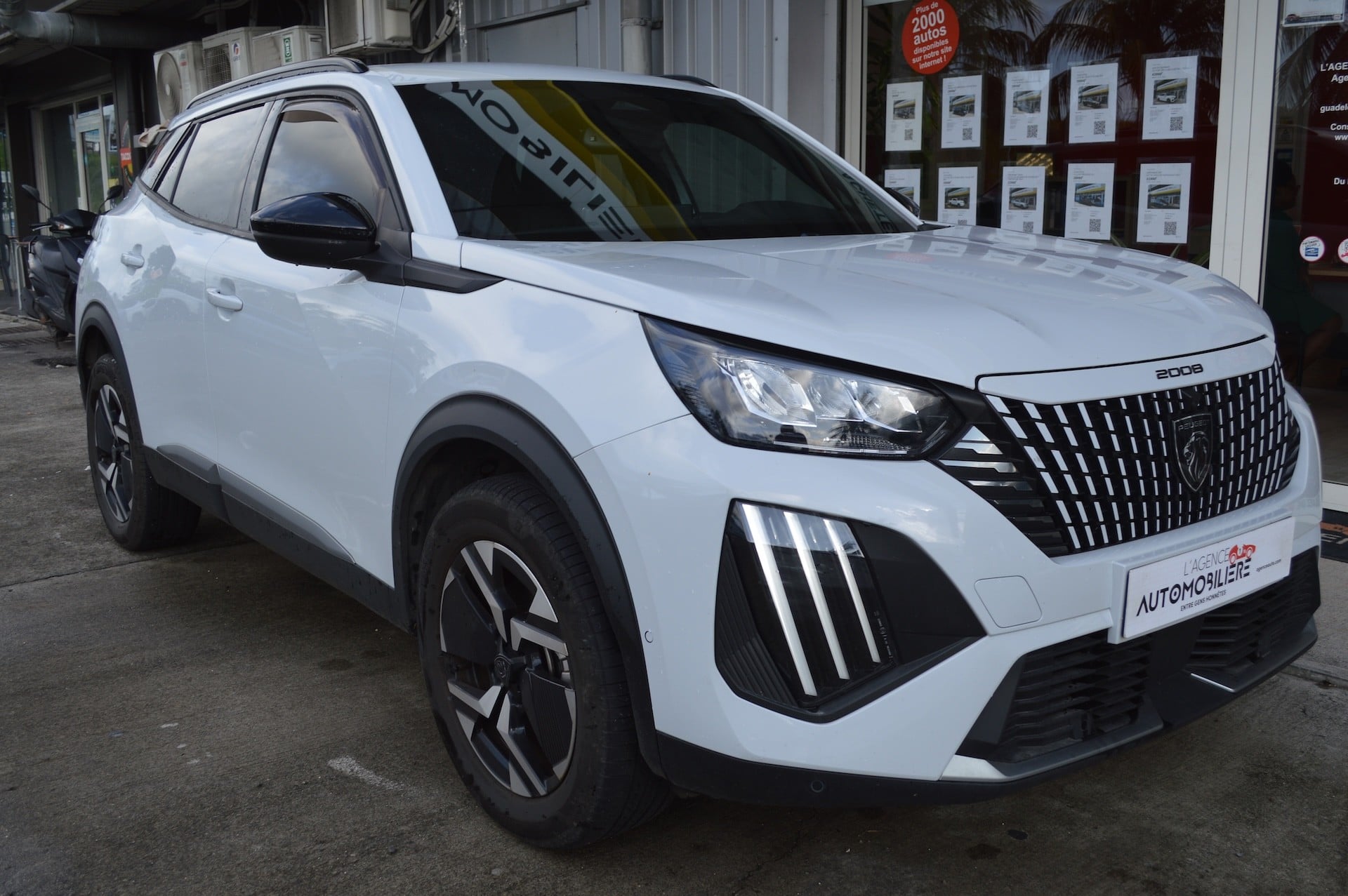 Peugeot 2008 1.2 HYBRID 136 ALLURE E-DCS — 2