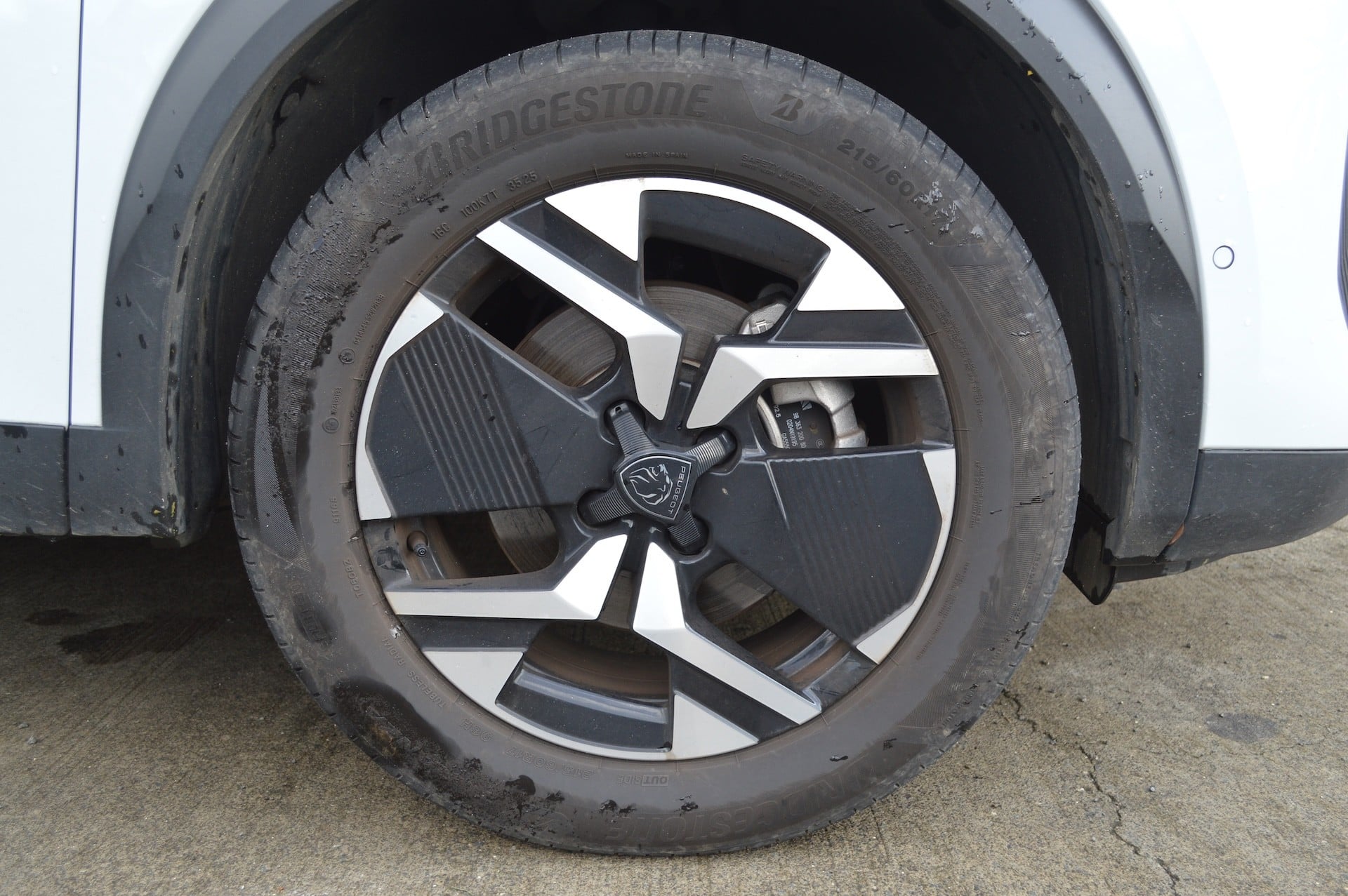 Peugeot 2008 1.2 HYBRID 136 ALLURE E-DCS — 17