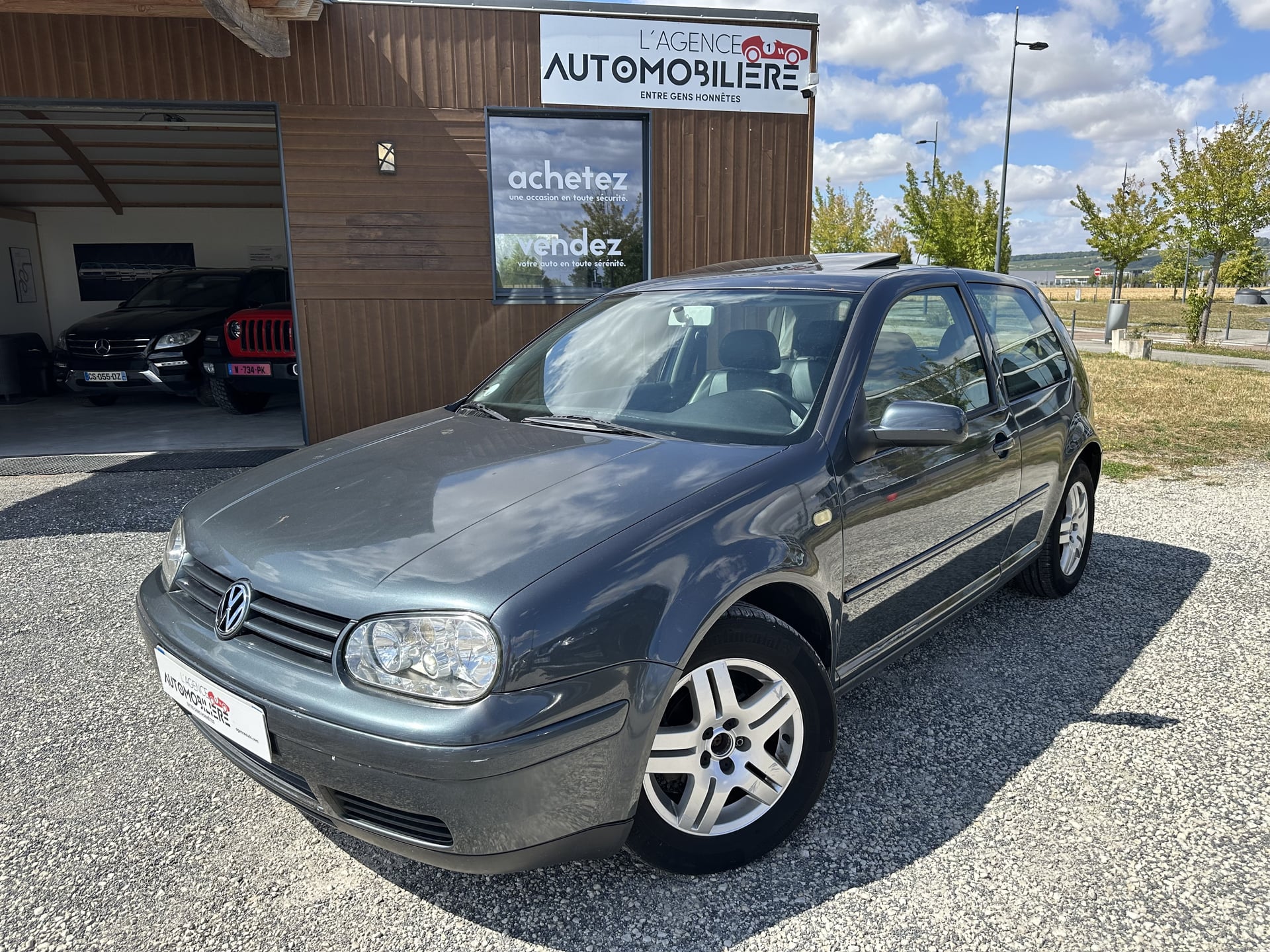 Volkswagen Golf IV 1.6 105 CH CARAT - CLIM AUTO - TOIT OUVRANT - INTERIEUR CUIR- SIEGE CHAUFFANT - DISTRIBUTION OK - SIEGE CHAUFFANT