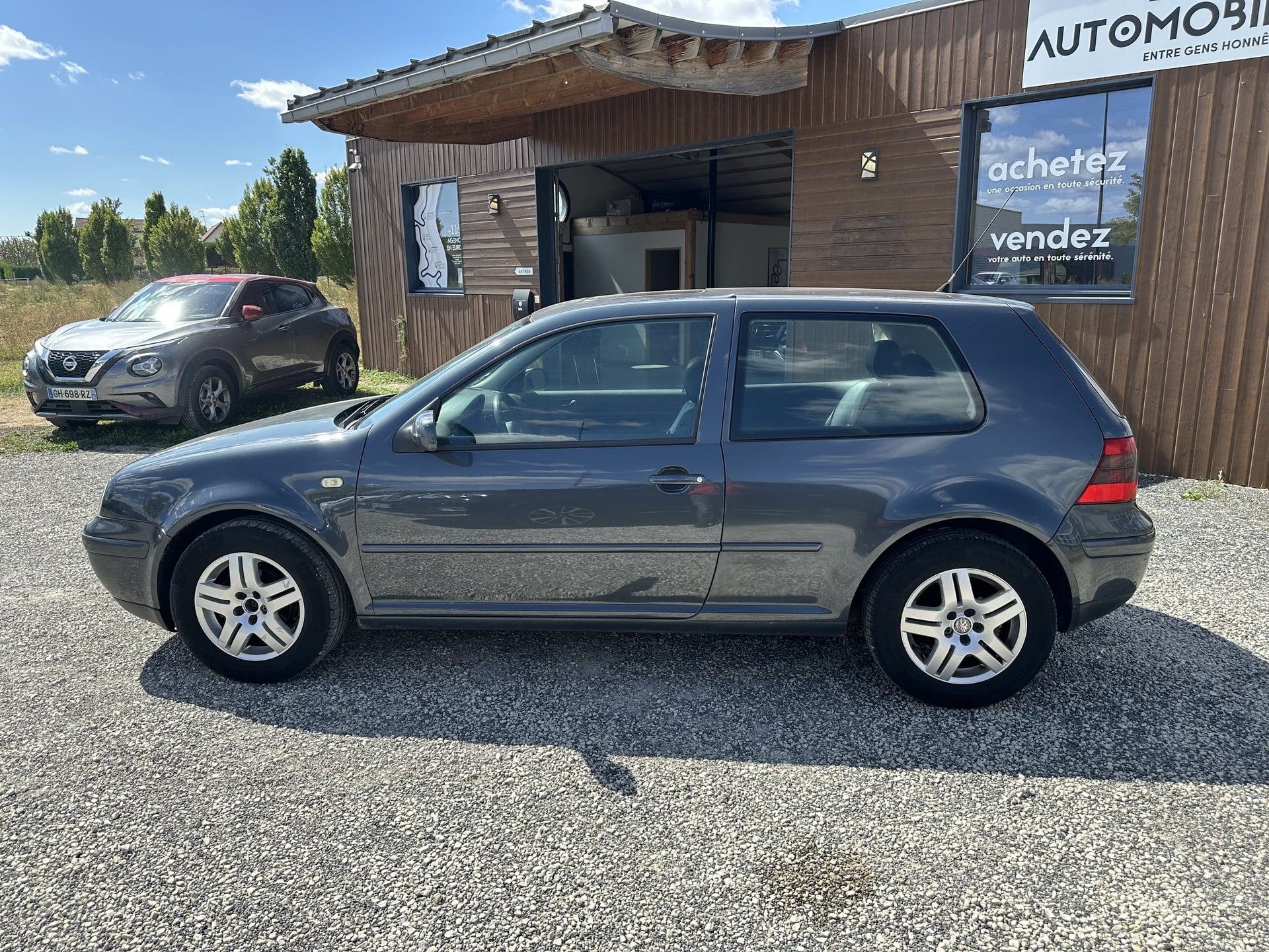 Volkswagen Golf IV 1.6 105 CH CARAT - CLIM AUTO - TOIT OUVRANT - INTERIEUR CUIR- SIEGE CHAUFFANT - DISTRIBUTION OK - SIEGE CHAUFFANT — 2