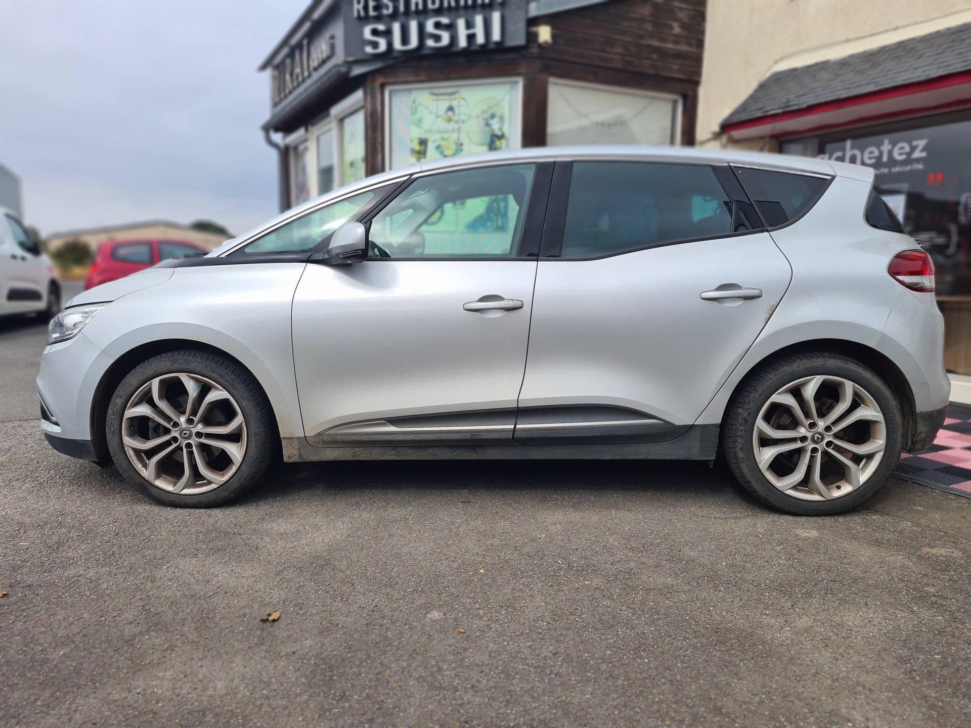 Renault Scenic IV 1.7 BLUE DCI 120CH BUSINESS EDC BVA — 2