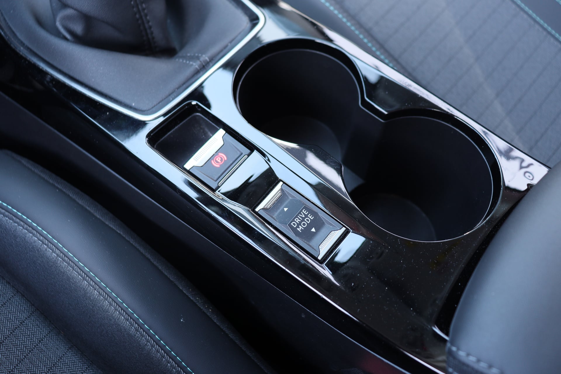 Peugeot 208 1.5 BlueHDI 100 Allure Pack BVM6 (CarPlay, I-Cockpit 3D, Caméra) — 38