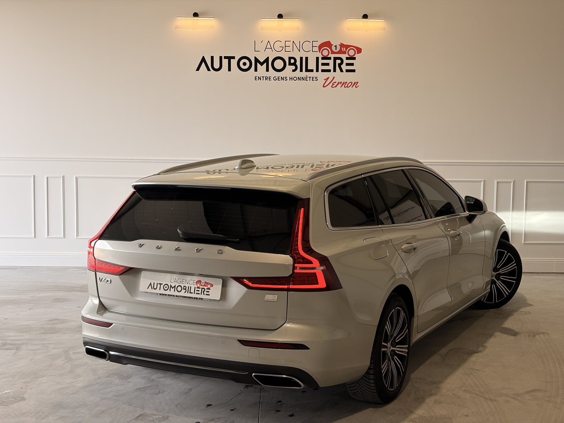 Volvo V60 II RECHARGE T6 340 BUSINESS EXECUTIVE GEARTRONIC 8 — 2