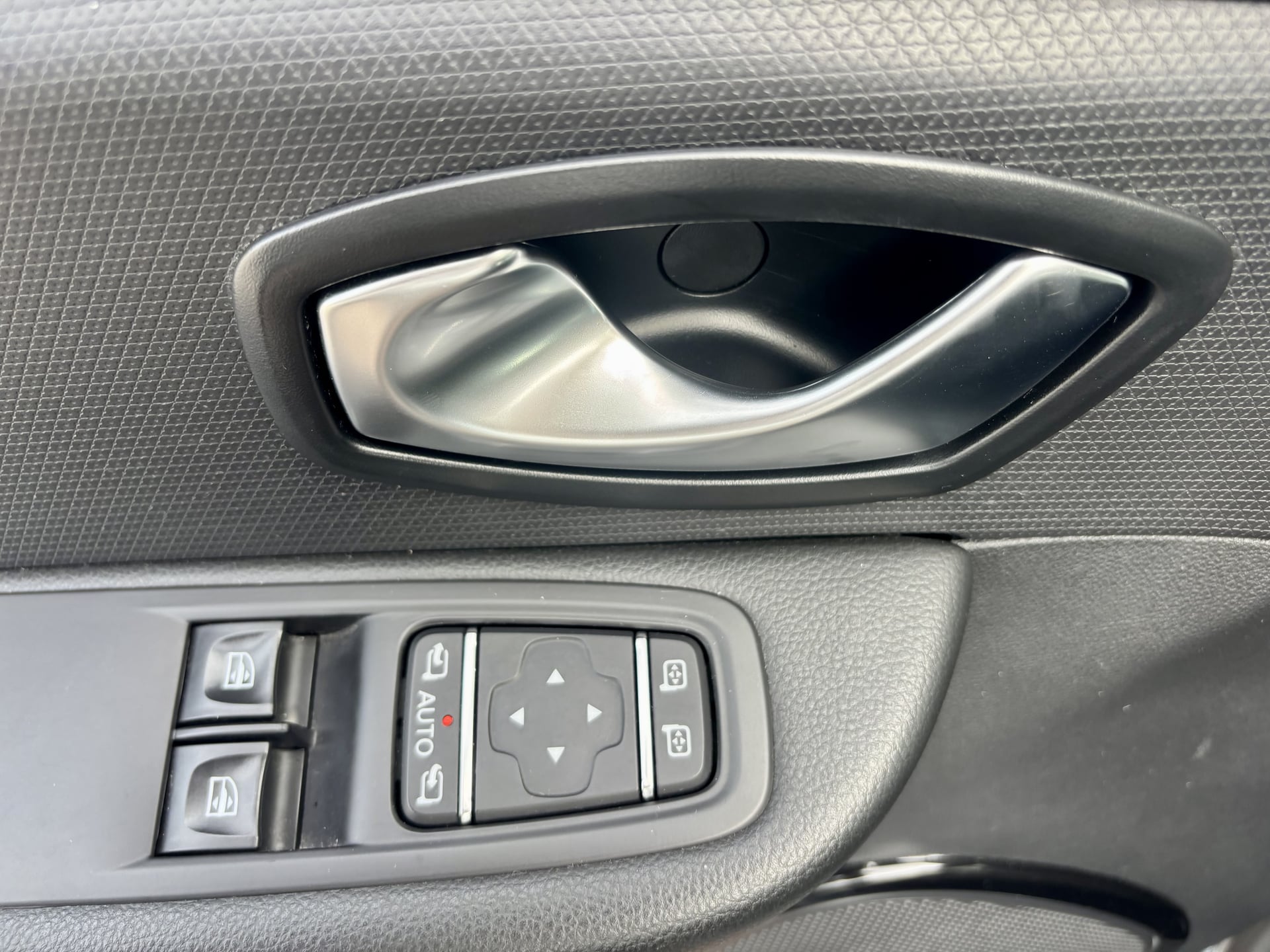 Renault Clio IV 0.9 TCe 12V Energy 75 ch TREND — 31