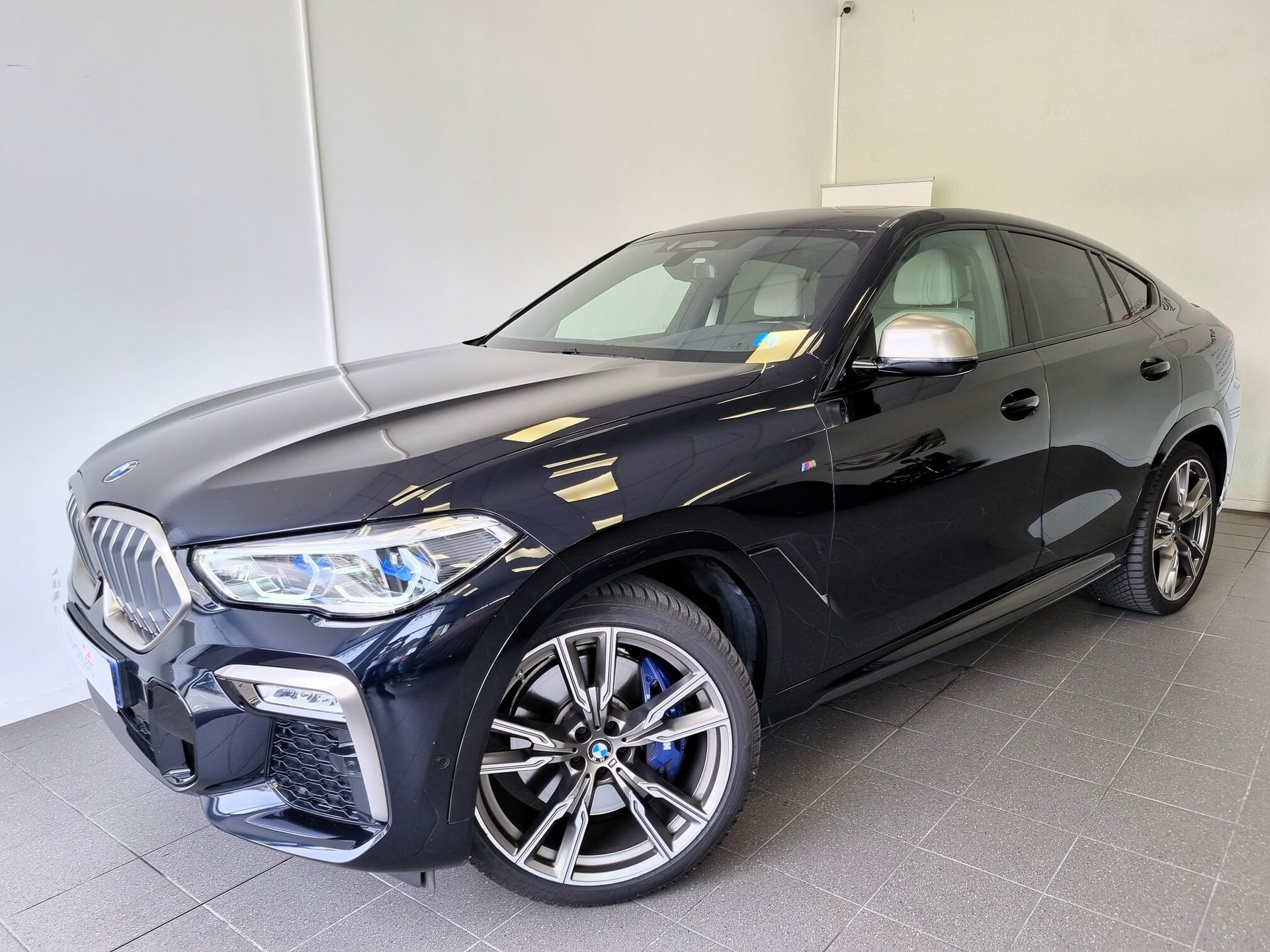 BMW X6 M50d M  PERFORMANCE xDrive 3.0 d 24V 400 cv - 43 605 € D'OPTIONS • B&W • SKY LOUNGE- BMW INDIVIDUAL • LASER