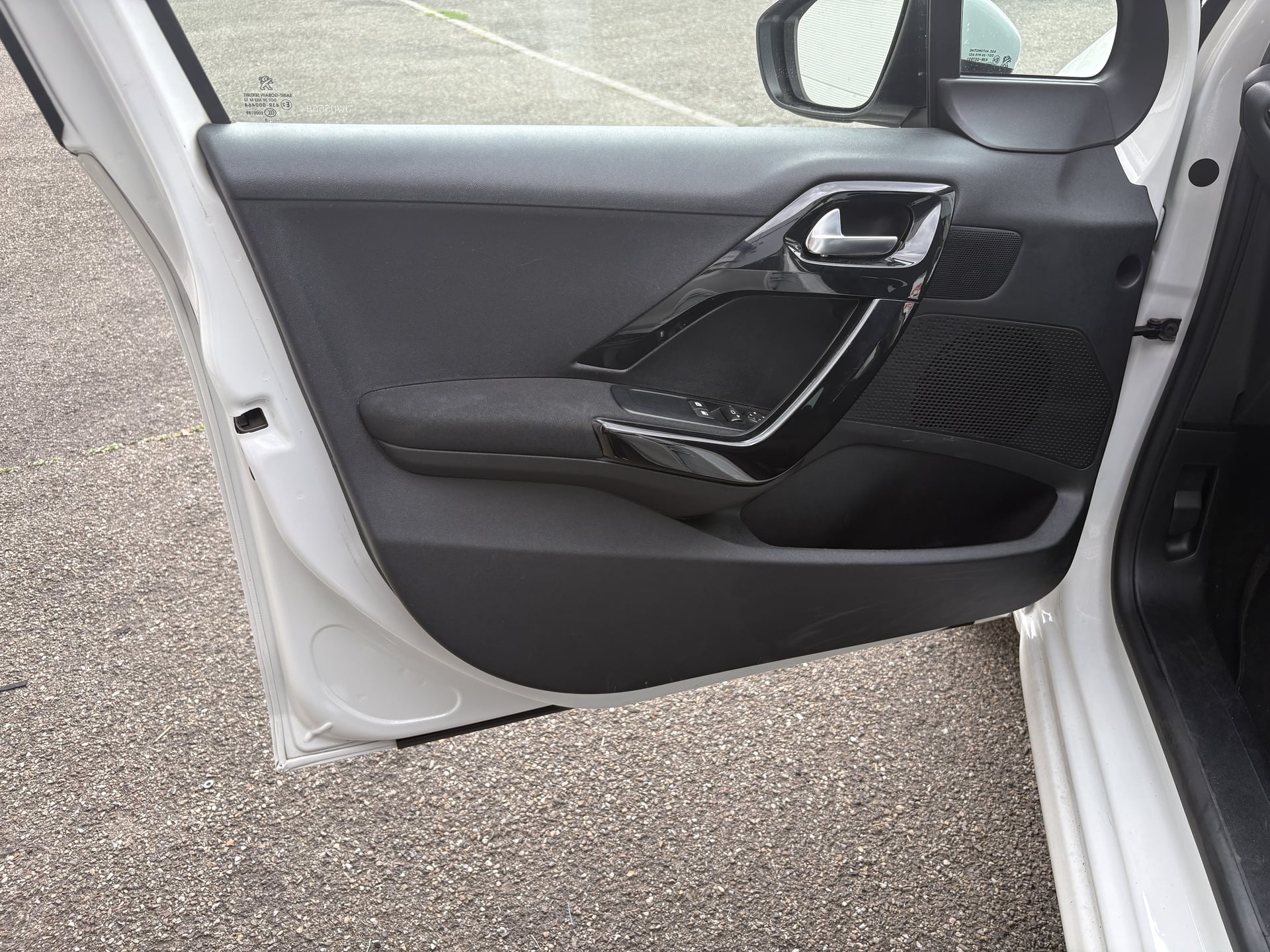 Peugeot 208 1.6 BlueHDI 100 Active Business S&S 5p Radars de recul - Bluetooth - GPS — 33