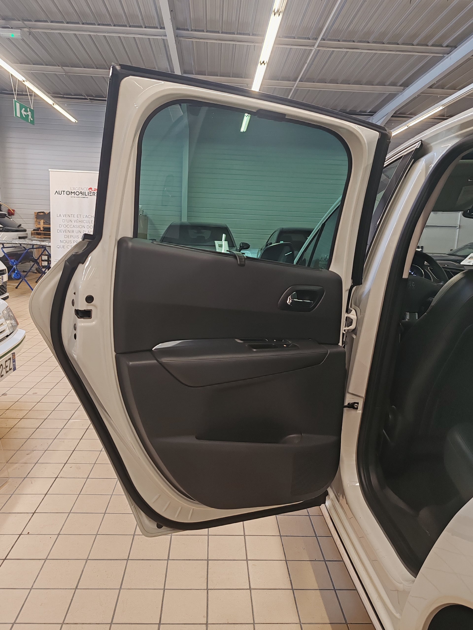 Peugeot 3008 2.0 HDI 163 CV FELINE — 29