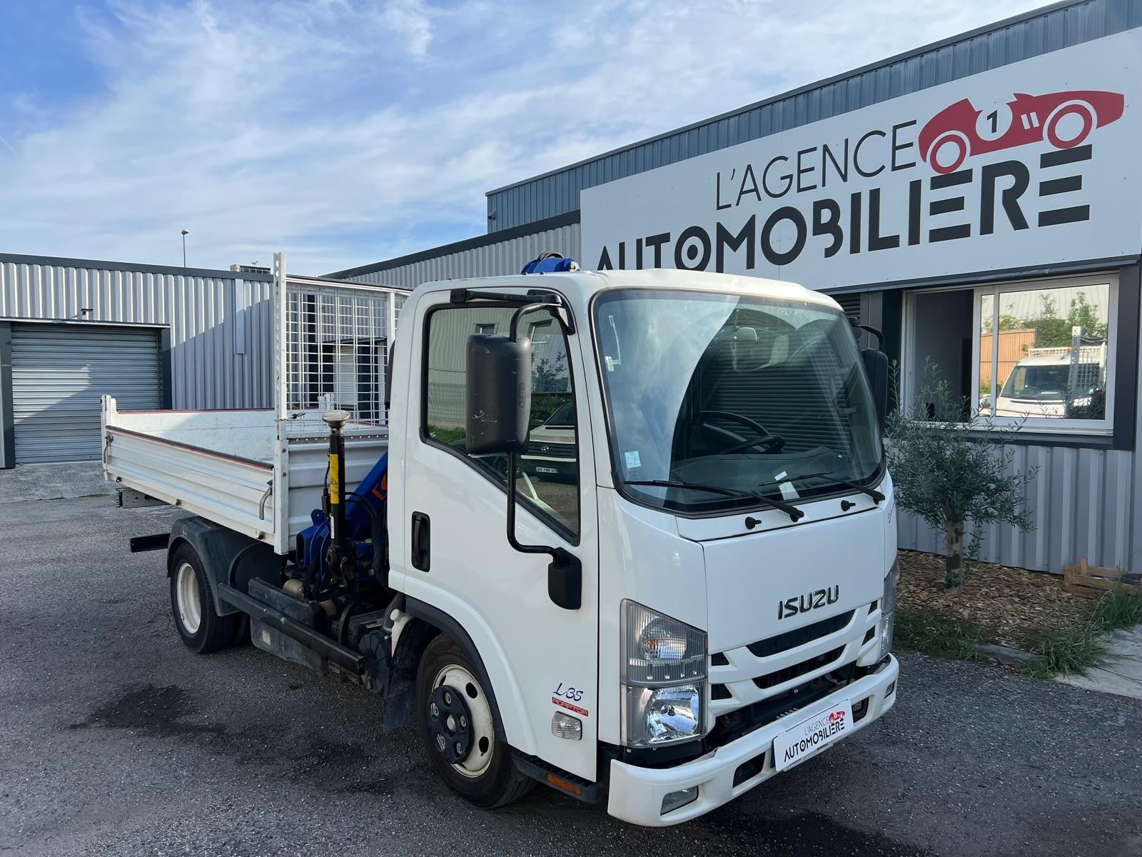 Isuzu N-Séries CCb N35 – 3.0 D – 150 CH – 3,5 T – BENNE + GRUE PM 3.9P