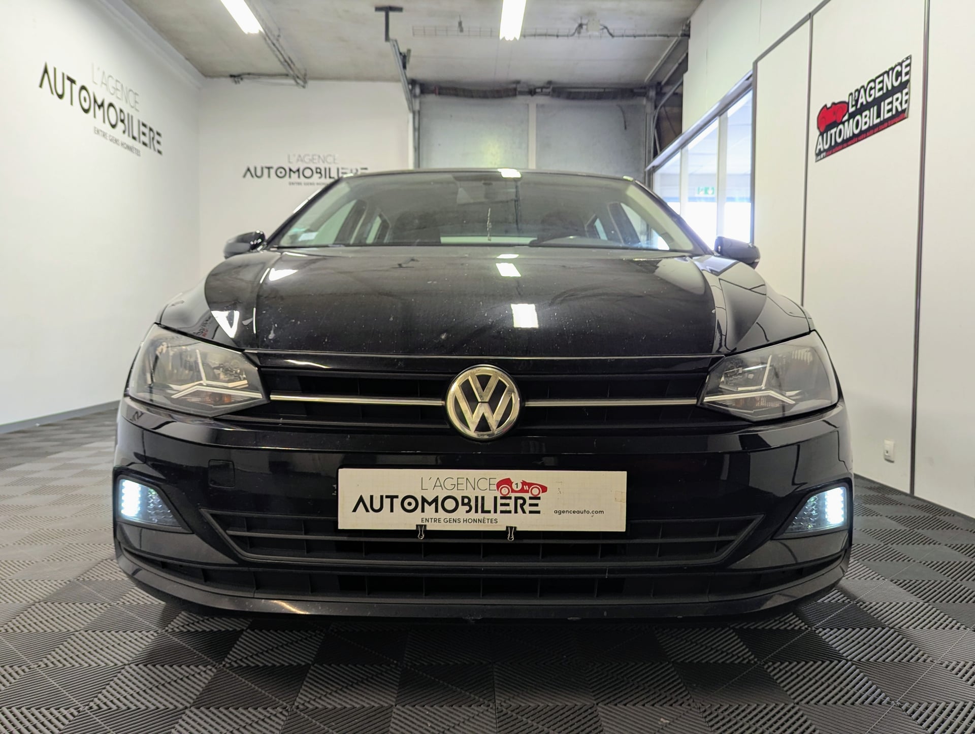Volkswagen Polo VI 1.0 65 CONFORTLINE — 2