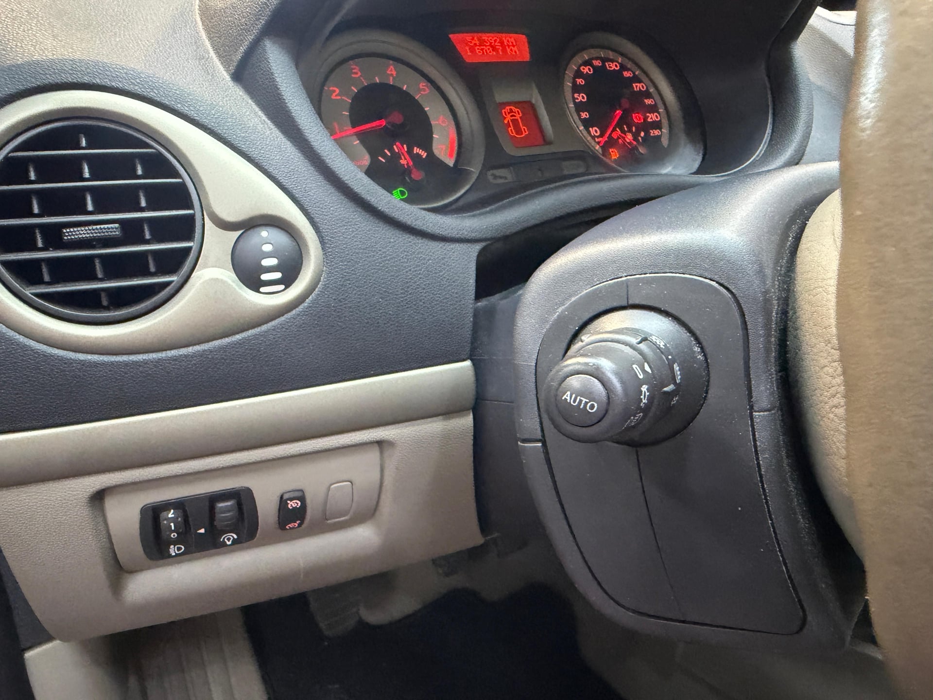 Renault Clio 1.2 TCe 100ch Privilège 5p 1ière mains — 28
