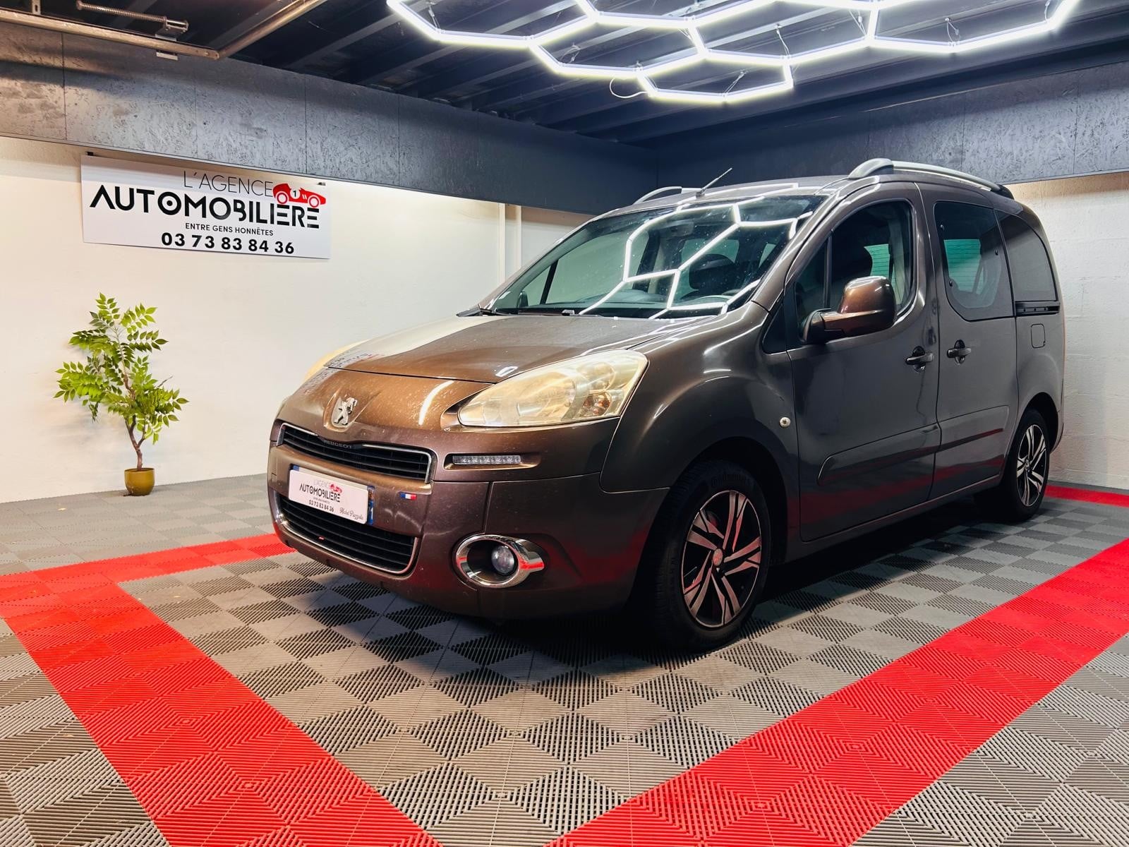 Peugeot Partner Tepee 1.6 HDi 92 cv - Finition Family – 5 Places – Grand Coffre – Portes Coulissantes