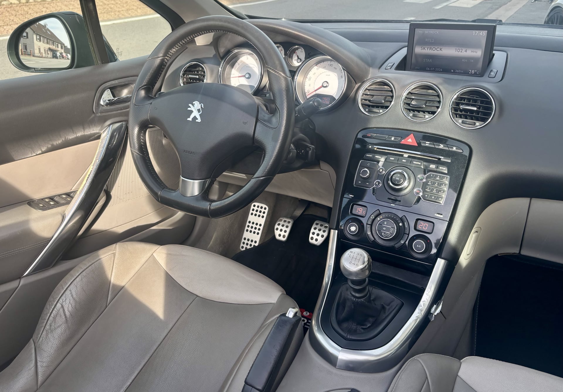 Peugeot 308 CC 1.6 THP 16V 200 ch BLACK & WHITE Edition — 32