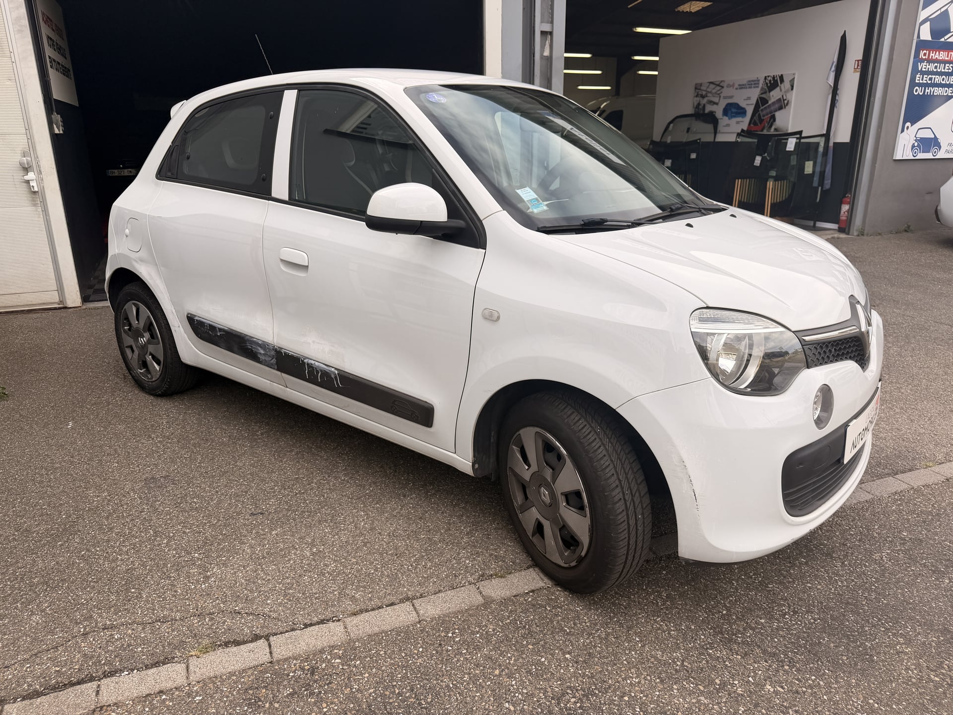 Renault Twingo 0.9 TCe 90 ch energy Zen Climatisation - Vitres électriques - Commandes au volant — 26