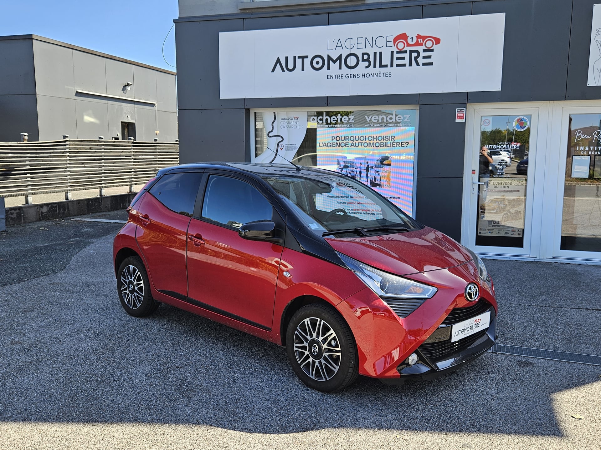 Toyota Aygo 1.0 VVTI 72 CV BVA X-SHIFT ( Car Play / Android Auto - 5 portes - Caméra de recul)