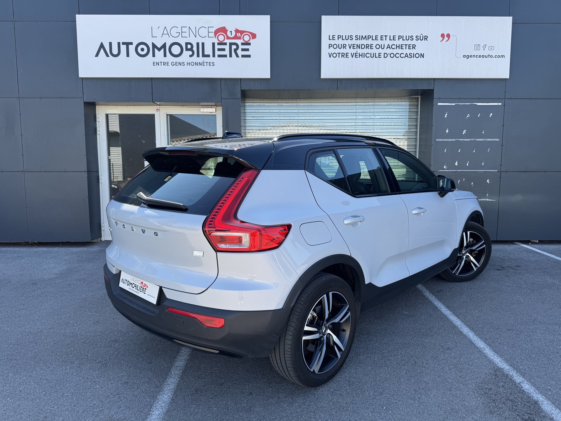 Volvo XC40 T5 Rechargeable 262cv R-DESIGN DCT-7 Attelage — 2